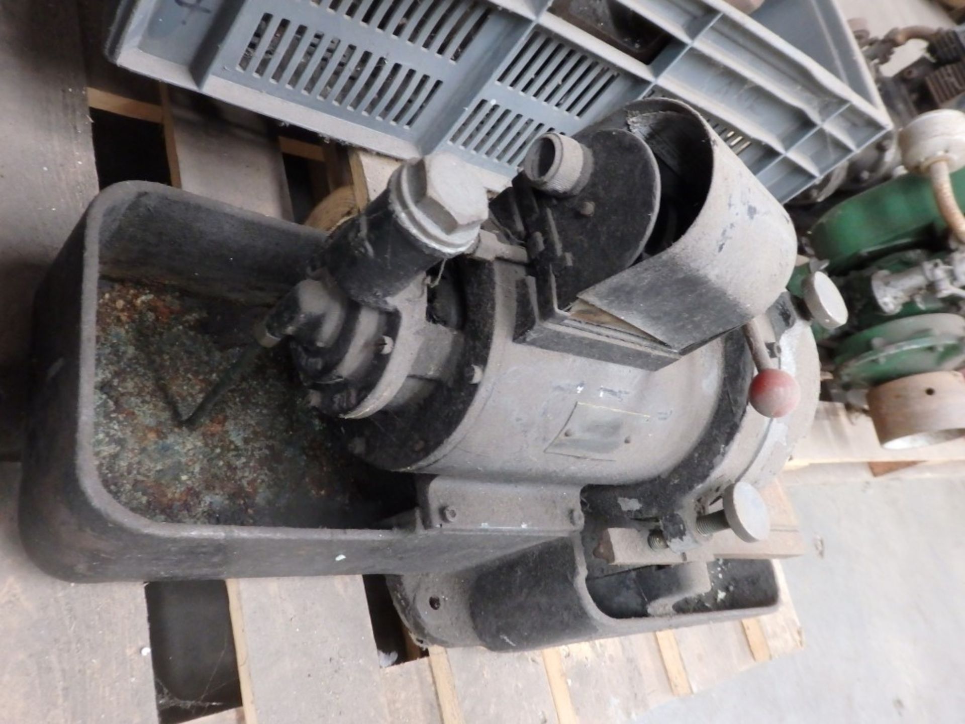 1 x Grinder - Ref WPM121 - CL057 - Location: Welwyn, Hertfordshire, AL7Viewings are available for - Image 2 of 3