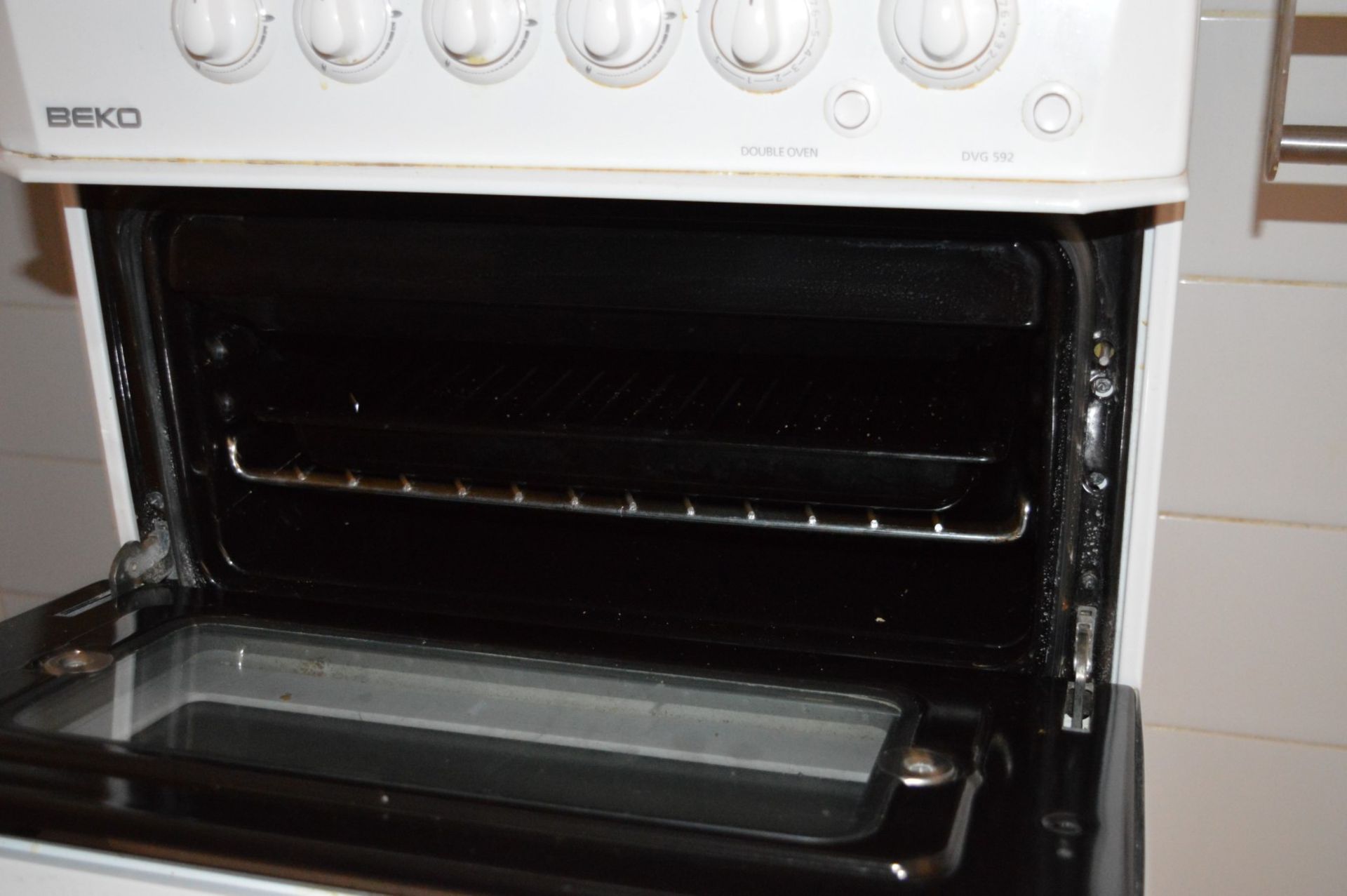 1 x Beko Gas Cooker - Four Burner Hob, Automatic Ignition, 41 Litre Gas Stove and 16 Litre Top - Image 3 of 5