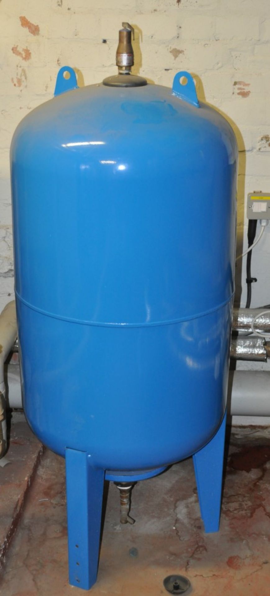 1 x Pressure Tank - Height 41cms Height - 50cms Diameter - Buyer to Dismantle and Remove - Ref L41 - - Image 3 of 3