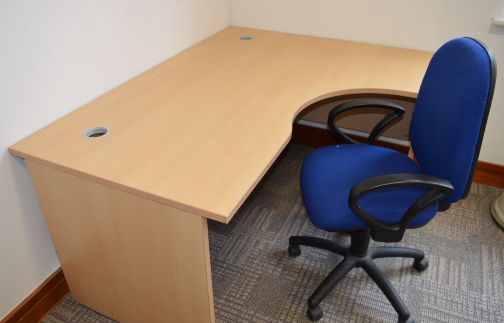 1 x Office Desk With Chair - Beech Right Hand Office Desk With Ergonomic Office Chair - H72 x W160 x - Image 2 of 4