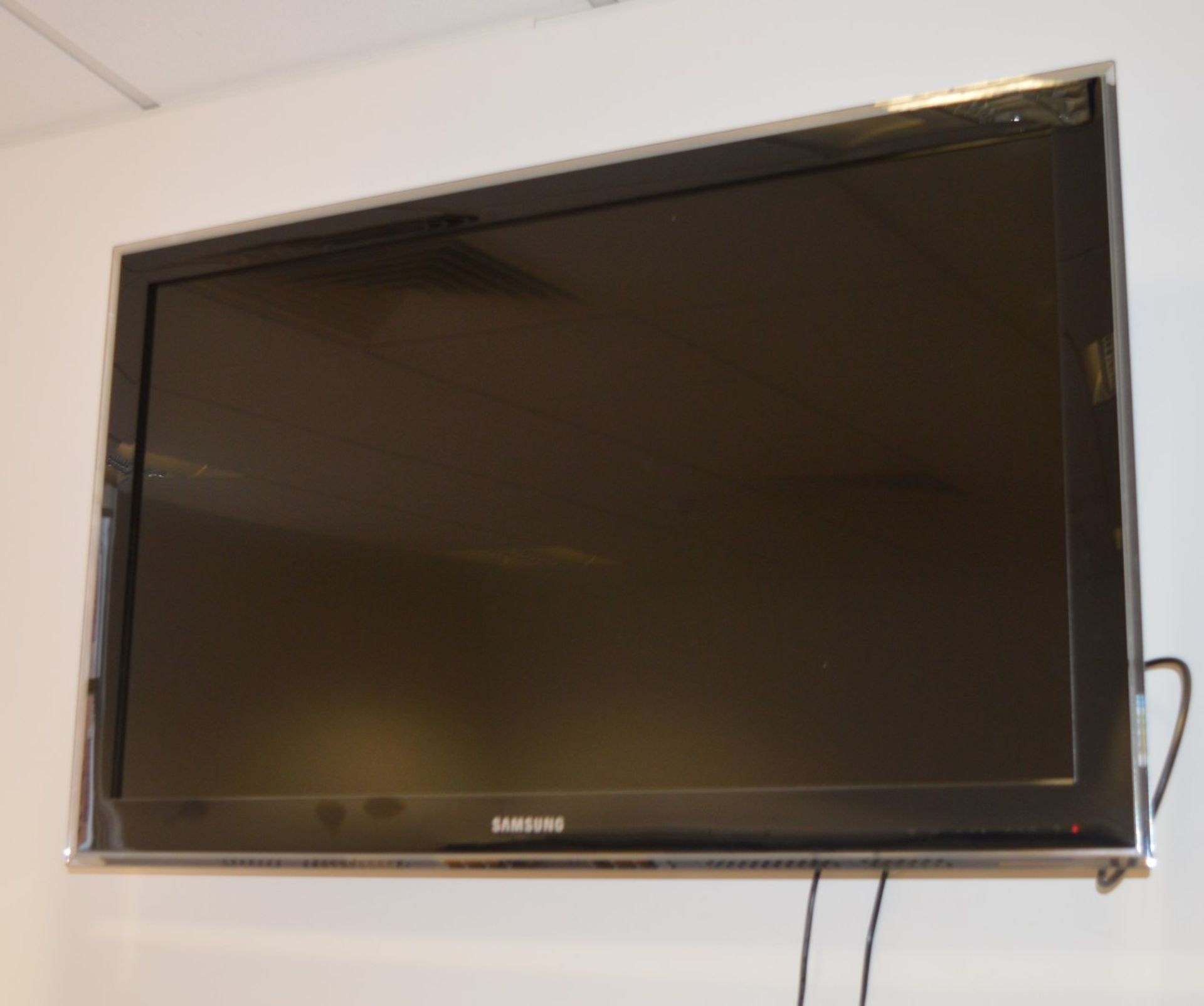 1 x Samsung 40 Inch LCD Television With Wall Bracket and Remote Control - Great Display - Modern - Image 2 of 5