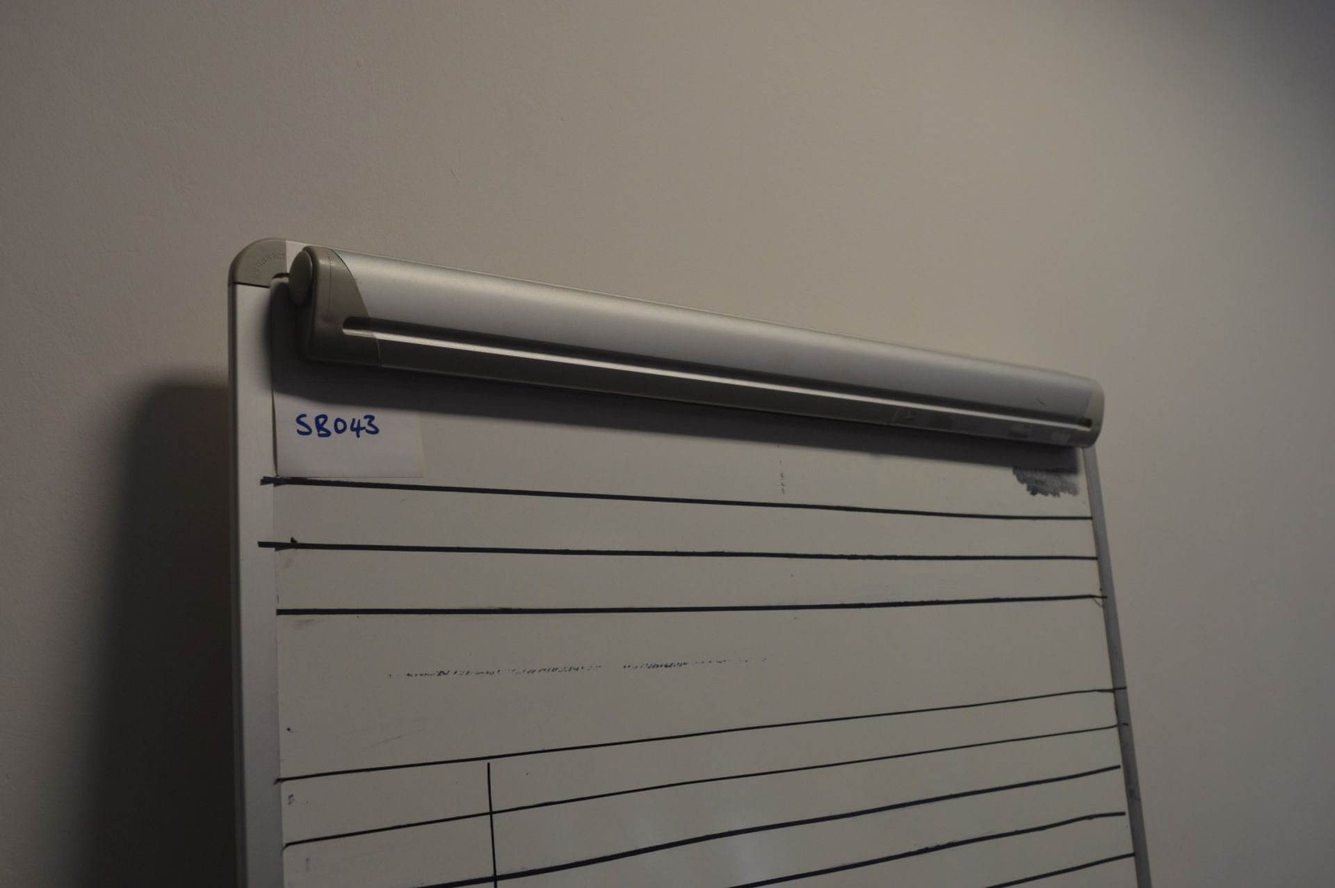 1 x Whiteboard Flip Chart - Overall Height: 170 cm x Board Size: 70 x 100 cm - Ref SB043 - CL106 - - Image 2 of 3