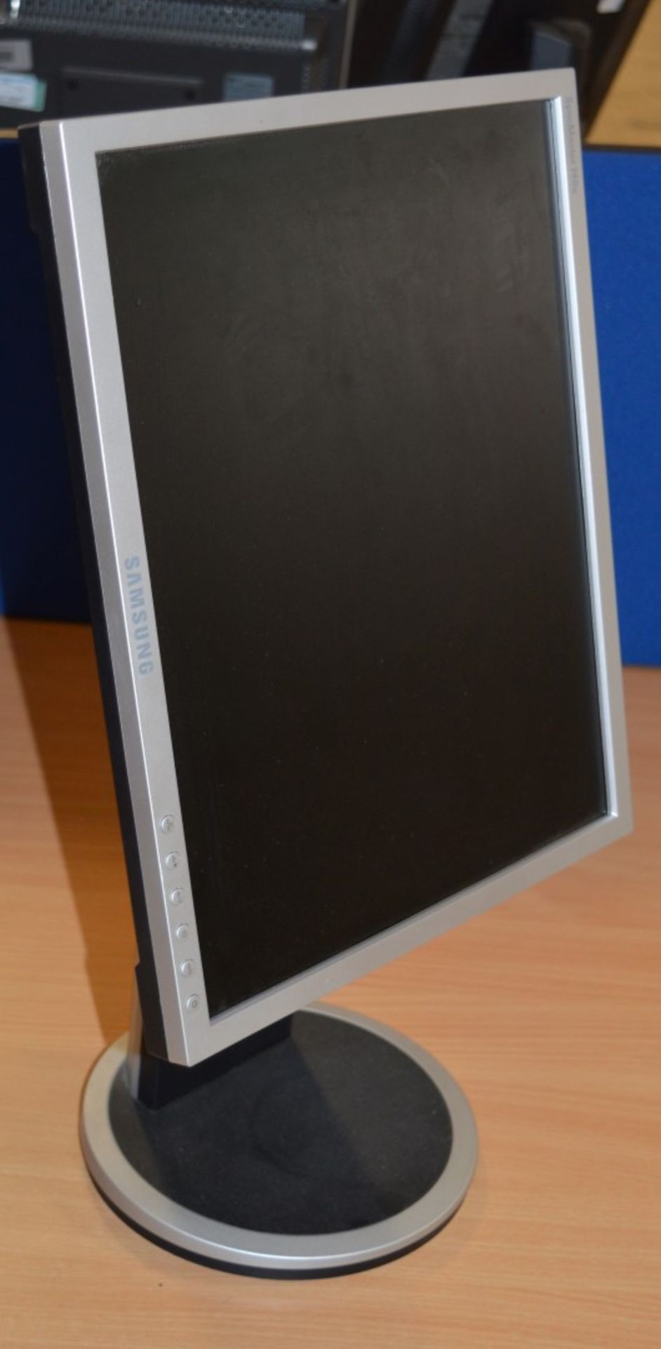 1 x Samsung Syncmaster 740N Flatscreen LCD Monitor - 17 Inch Screen Size - 1280 x 1024 Native - Image 3 of 5