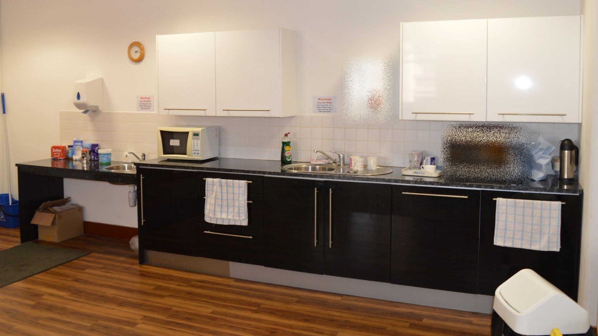 1 x Contemporary Fitted Kitchen in Gloss White and Space Black - Features Integrated Fridge and - Image 24 of 28