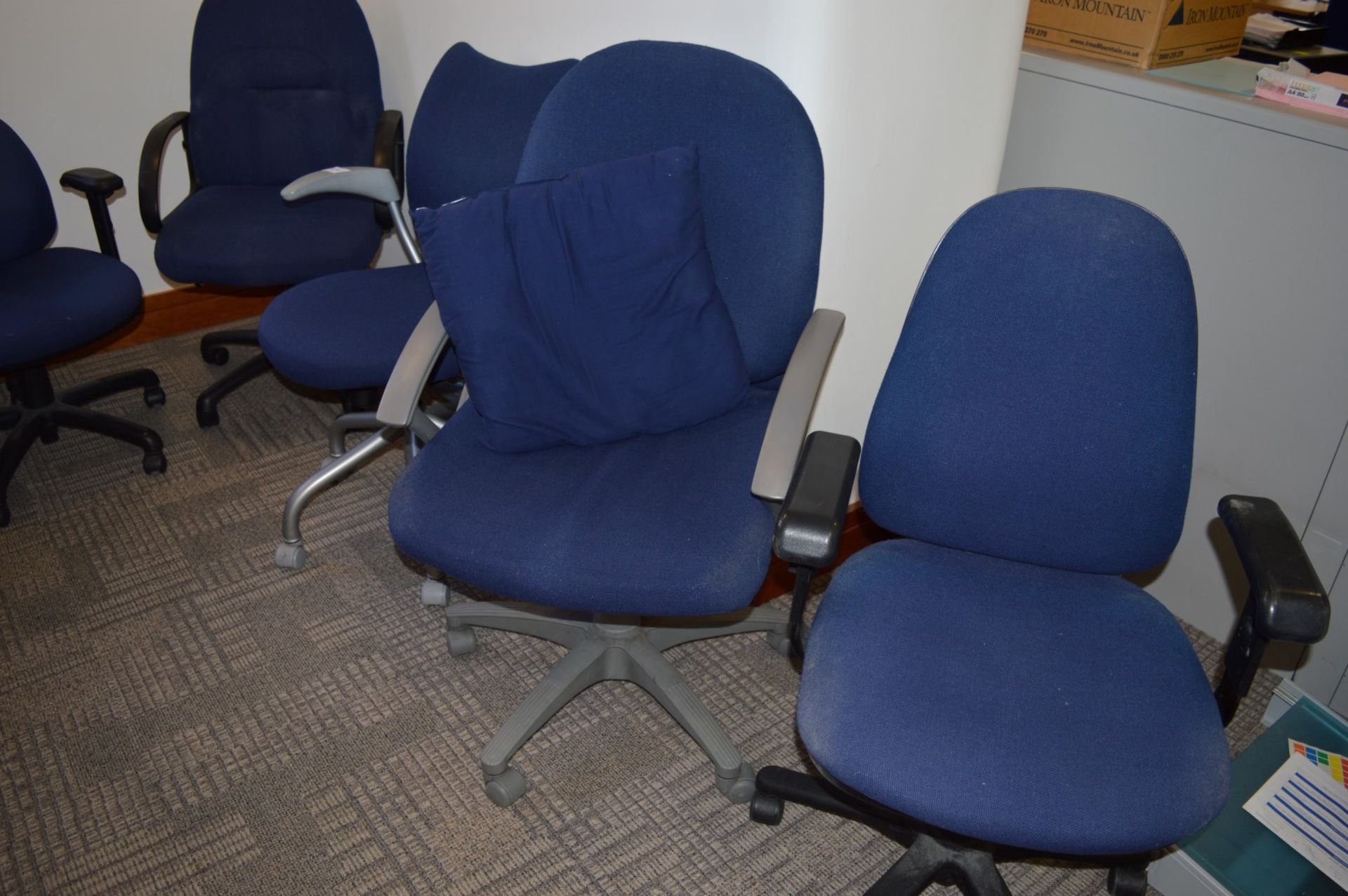5 x Various Office Chairs - Blue Fabric Swivel Ergonomic Office Chairs - Various Conditions - Ref - Image 2 of 4