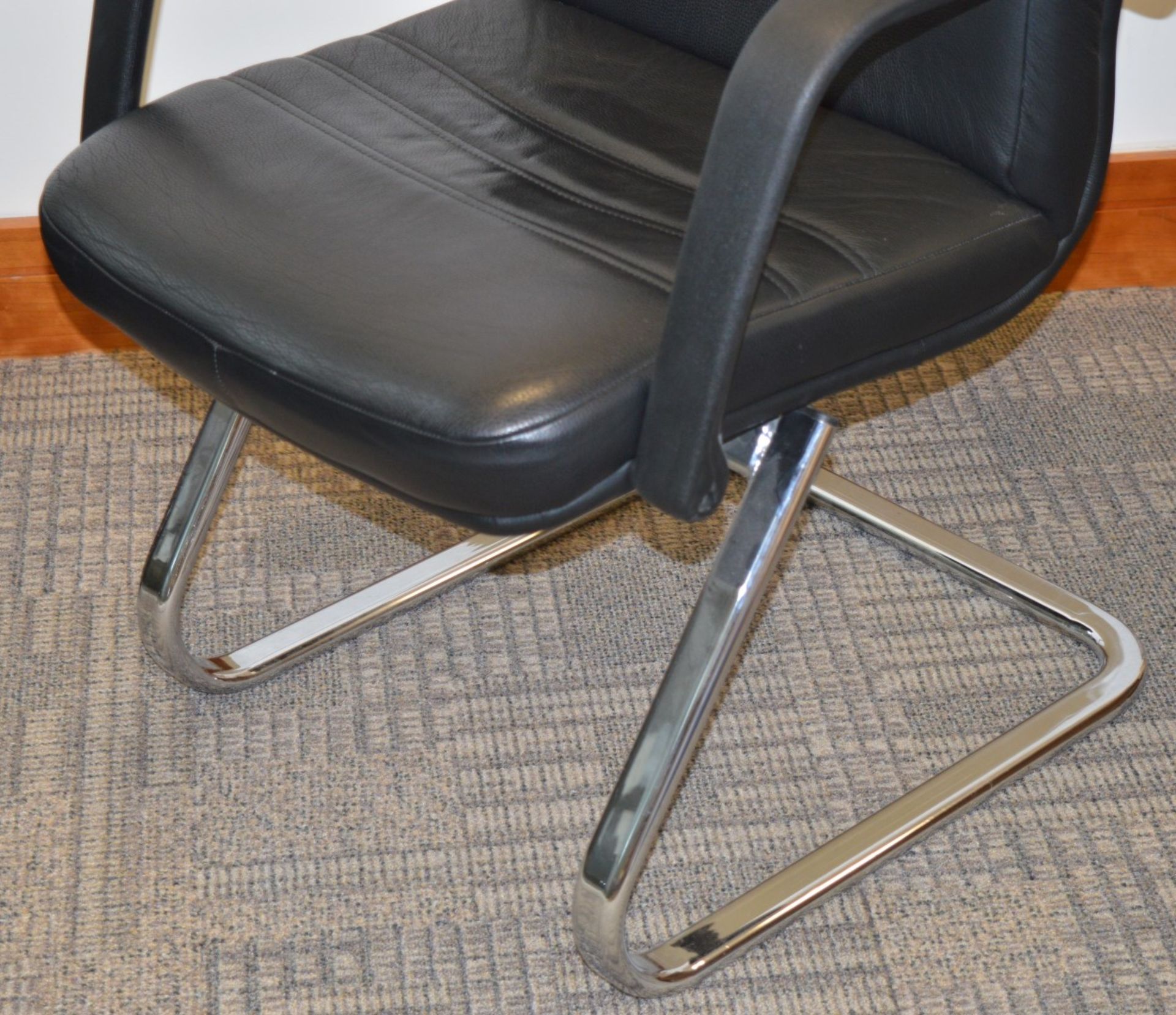 1 x Black Office Office Chair - Comfortable Design With Arm Rests and Chrome Base - Ref SB203 - - Image 4 of 4