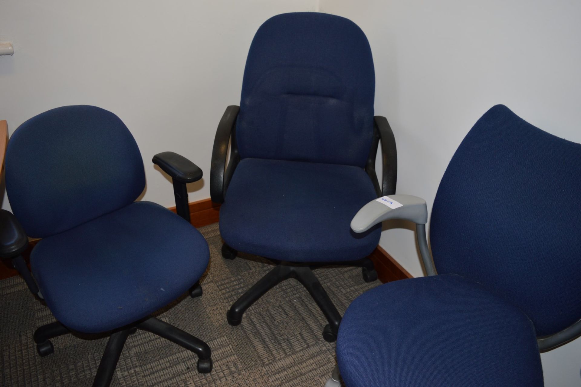 5 x Various Office Chairs - Blue Fabric Swivel Ergonomic Office Chairs - Various Conditions - Ref - Image 3 of 4