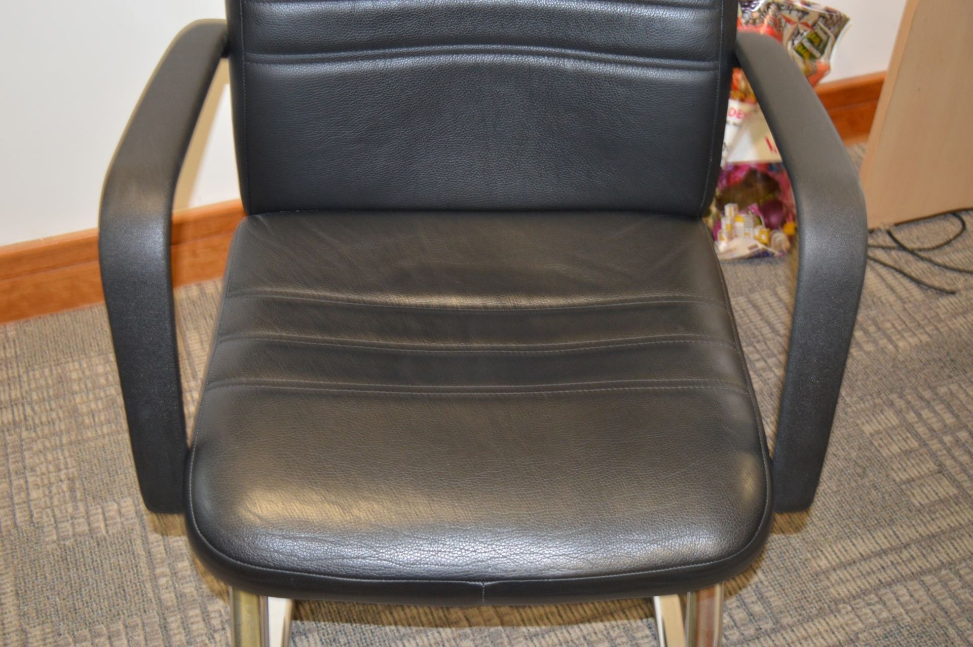 1 x Black Office Office Chair - Comfortable Design With Arm Rests and Chrome Base - Ref SB203 - - Image 2 of 4