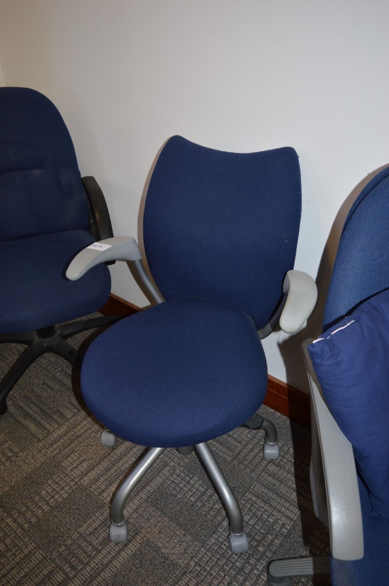 5 x Various Office Chairs - Blue Fabric Swivel Ergonomic Office Chairs - Various Conditions - Ref - Image 4 of 4