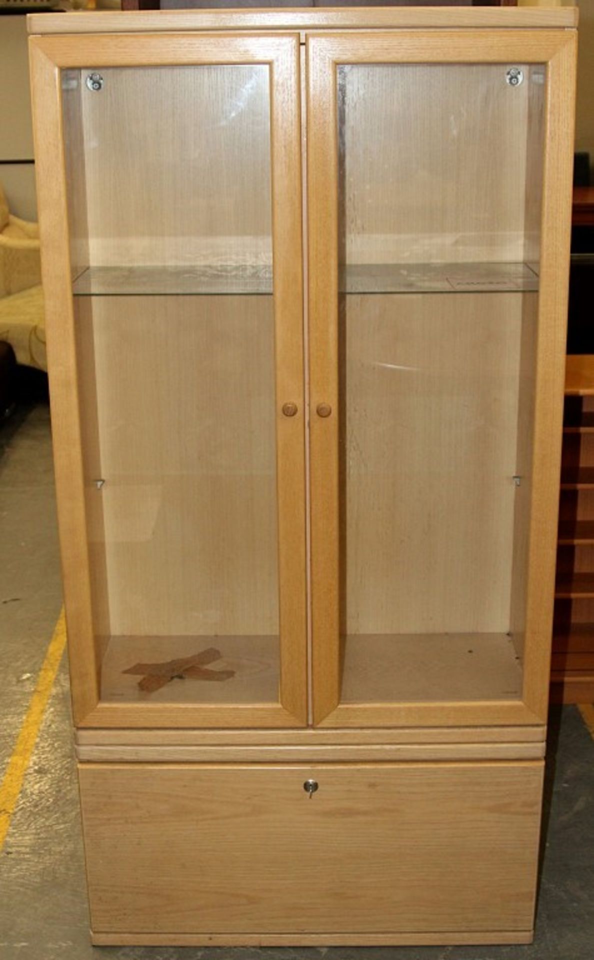 1 x Oak Illuminated Display Cabinet – 3ft – 2 Drawer / 2 Door With Glass Shelves – Ref CH020 - Ex - Image 2 of 4