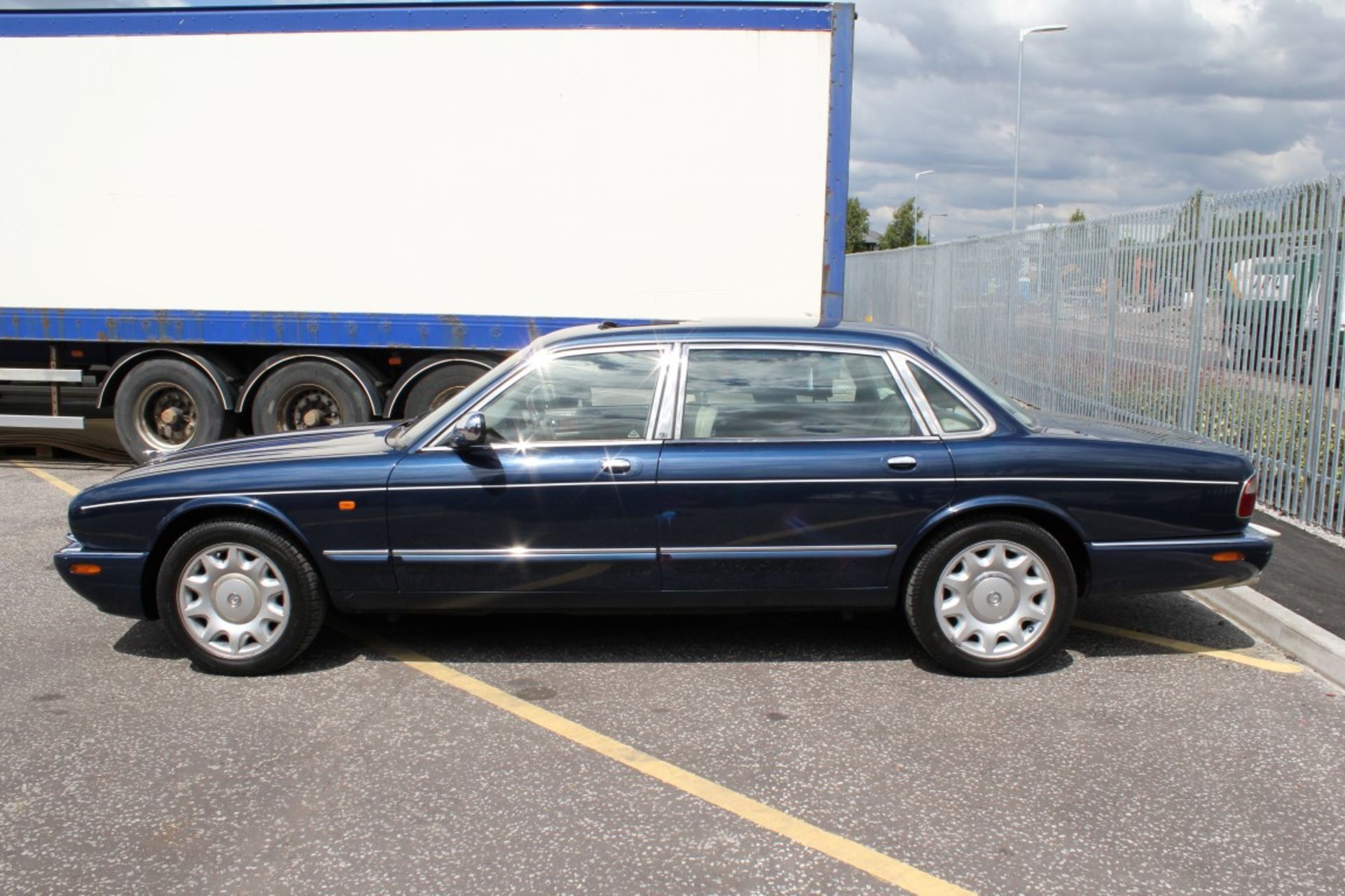 1 x Jaguar Daimler Super V8 Auto 4-Door Saloon - Year 2001 - Blue - Odometer Reading 122,520 - MOT - Image 53 of 77