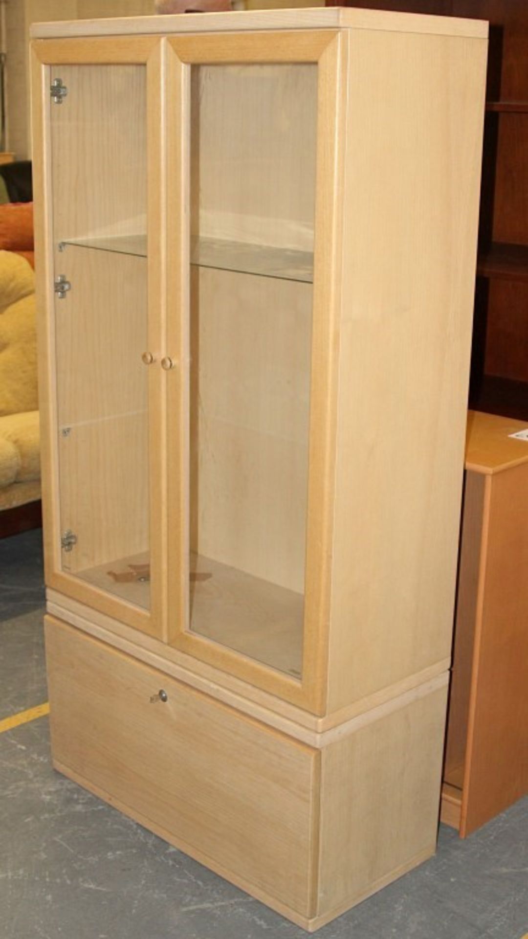 1 x Oak Illuminated Display Cabinet – 3ft – 2 Drawer / 2 Door With Glass Shelves – Ref CH020 - Ex