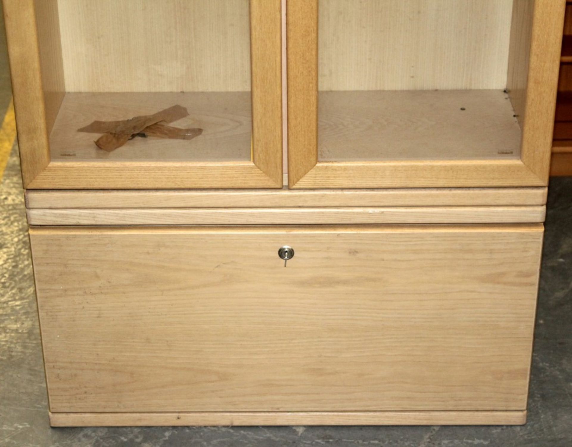 1 x Oak Illuminated Display Cabinet – 3ft – 2 Drawer / 2 Door With Glass Shelves – Ref CH020 - Ex - Image 3 of 4