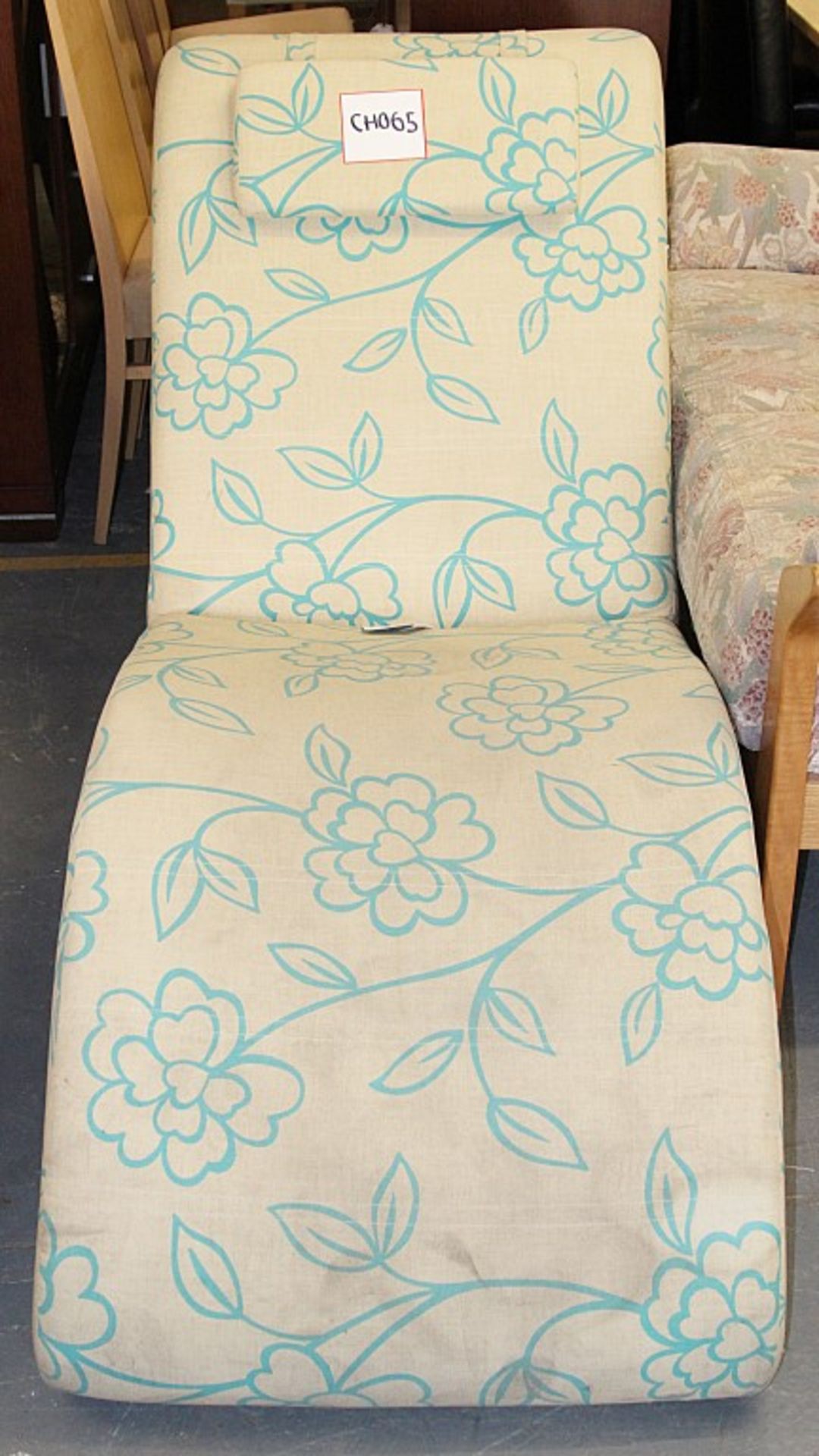 1 x Fabric Covered Lounger – Upholstered In Beige, With A Floral Outlined In A Vibrant Turquoise -