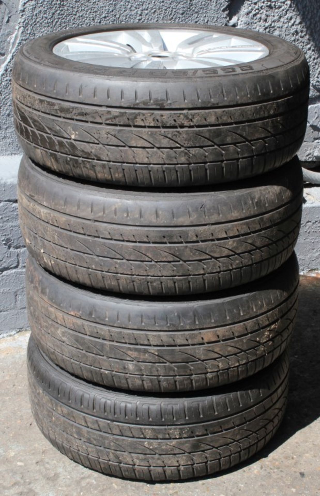4 x Cross Contact UHP 4x4 Tyres By Continential (255/50 R20) With Range Rover Hubcaps - Pre-owned In