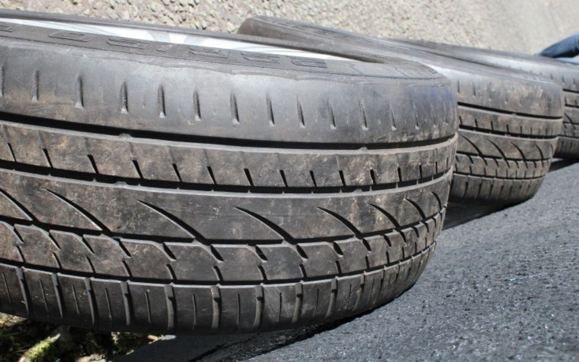 4 x Cross Contact UHP 4x4 Tyres By Continential (255/50 R20) With Range Rover Hubcaps - Pre-owned In - Image 6 of 6
