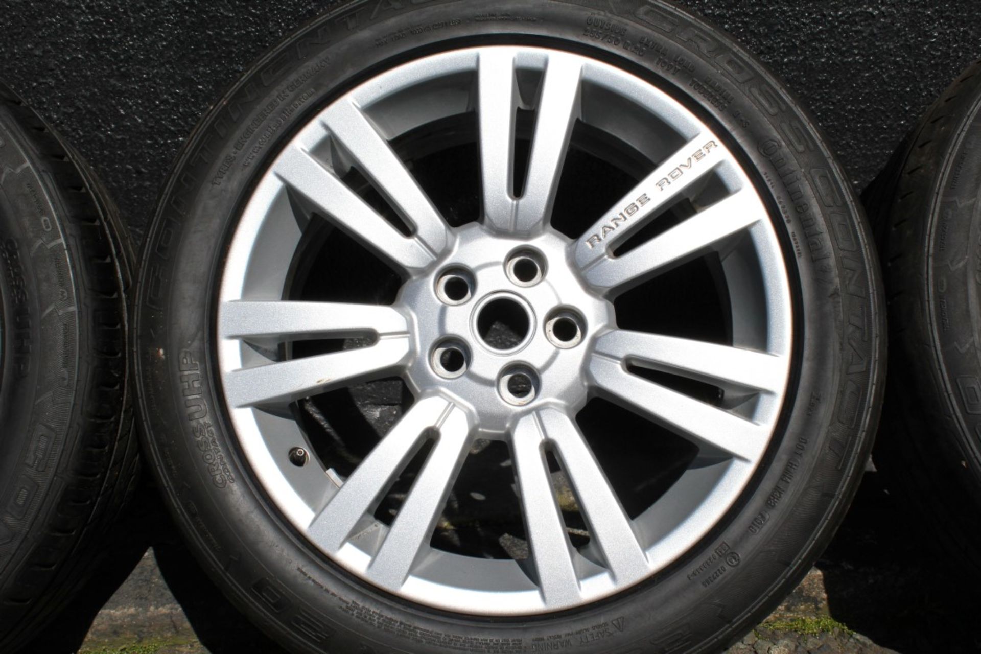 4 x Cross Contact UHP 4x4 Tyres By Continential (255/50 R20) With Range Rover Hubcaps - Pre-owned In - Image 5 of 6