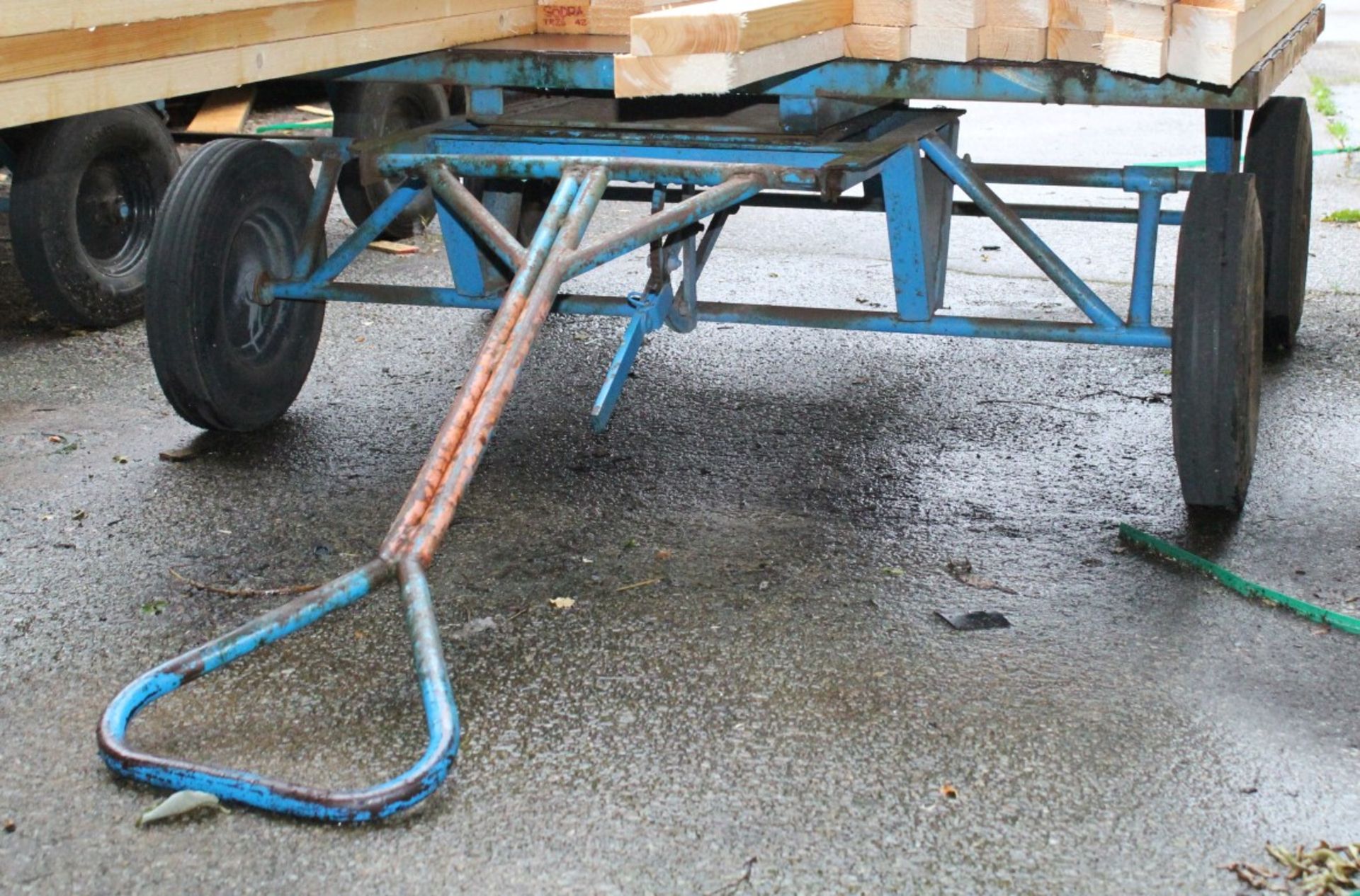 1 x Heavy Duty Turntable Trolley With Front Steering Axle, 40cm Wheels and 140x140cm Steel Bed - - Image 2 of 5