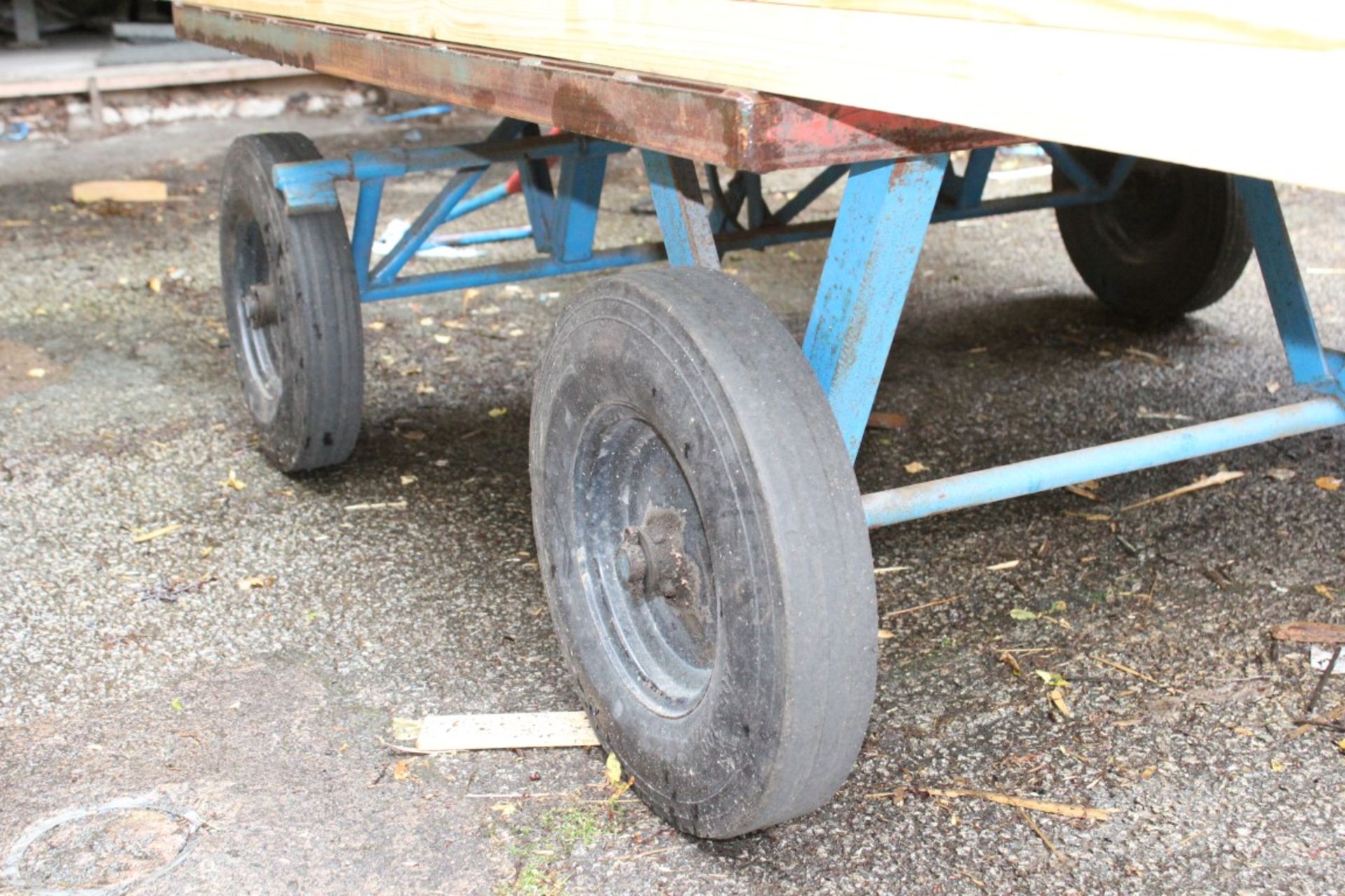 1 x Heavy Duty Turntable Trolley With Front Steering Axle, 40cm Wheels and 140x140cm Steel Bed - - Image 4 of 5