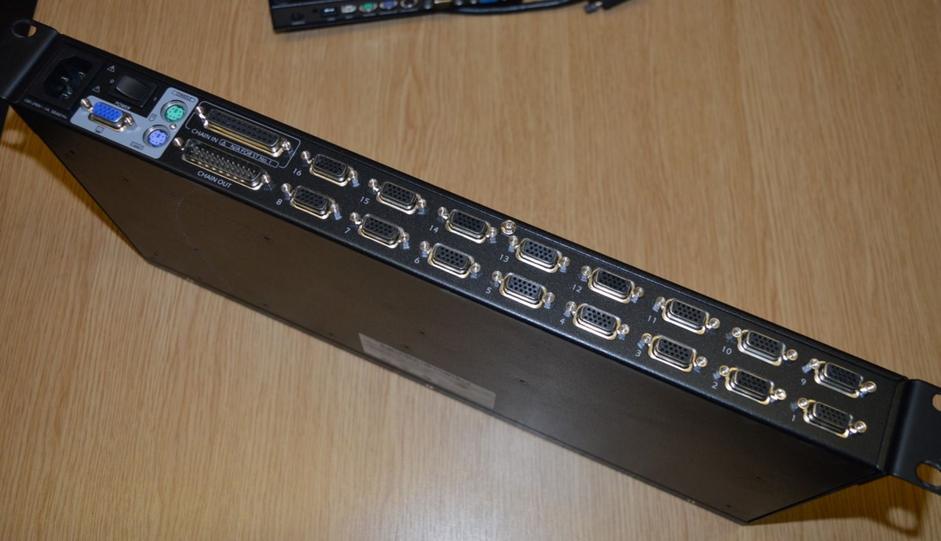 1 x APC 16-Port Multi-Platform Analog KVM Switch - Model AP5202 - With Cable - Removed From - Bild 4 aus 5