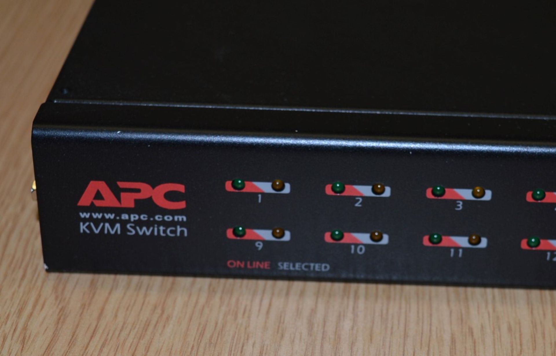 1 x APC 16-Port Multi-Platform Analog KVM Switch - Model AP5202 - With Cable - Removed From - Bild 3 aus 5
