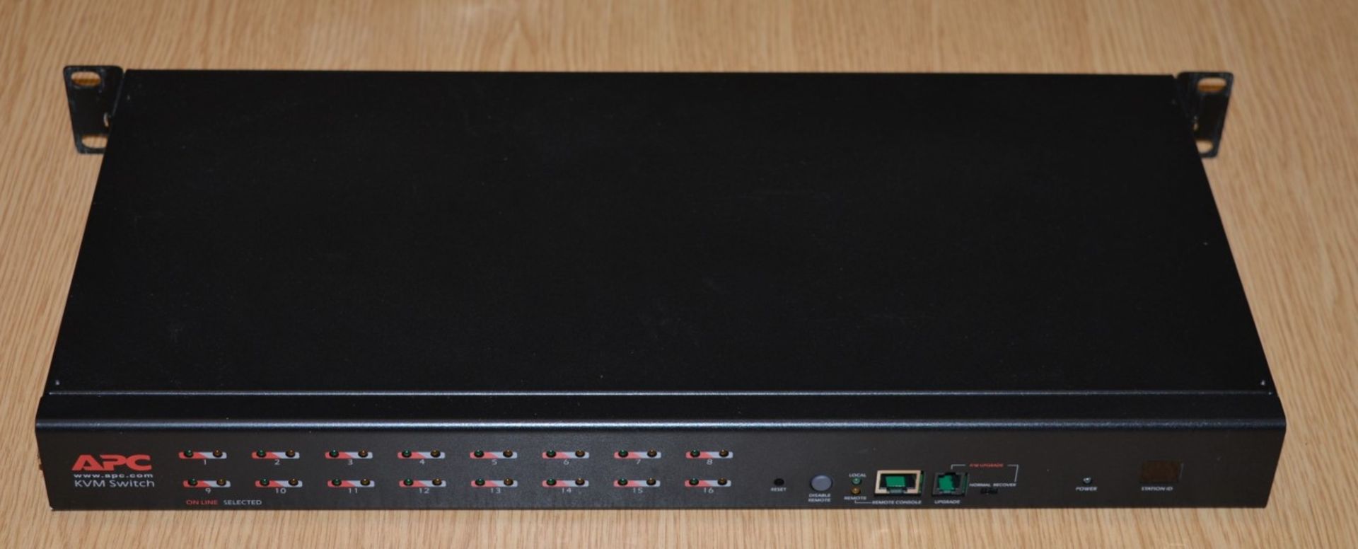 1 x APC 16-Port Multi-Platform Analog KVM Switch - Model AP5202 - With Cable - Removed From - Bild 2 aus 5