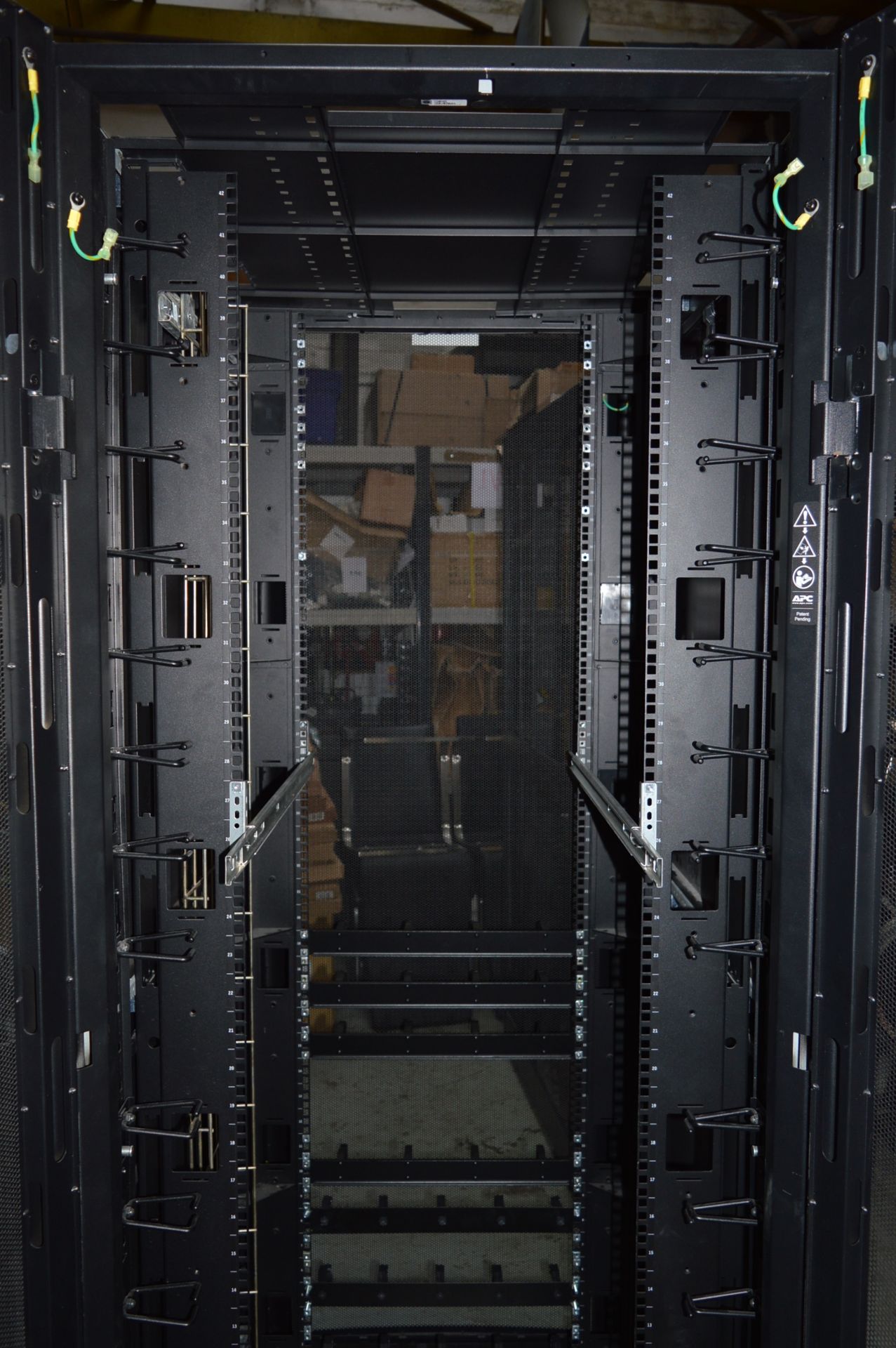 1 x APC Netshelter 42U Server Enclosure - AR3100 Black - Suitable For 19 Inch Compliant - Image 5 of 6