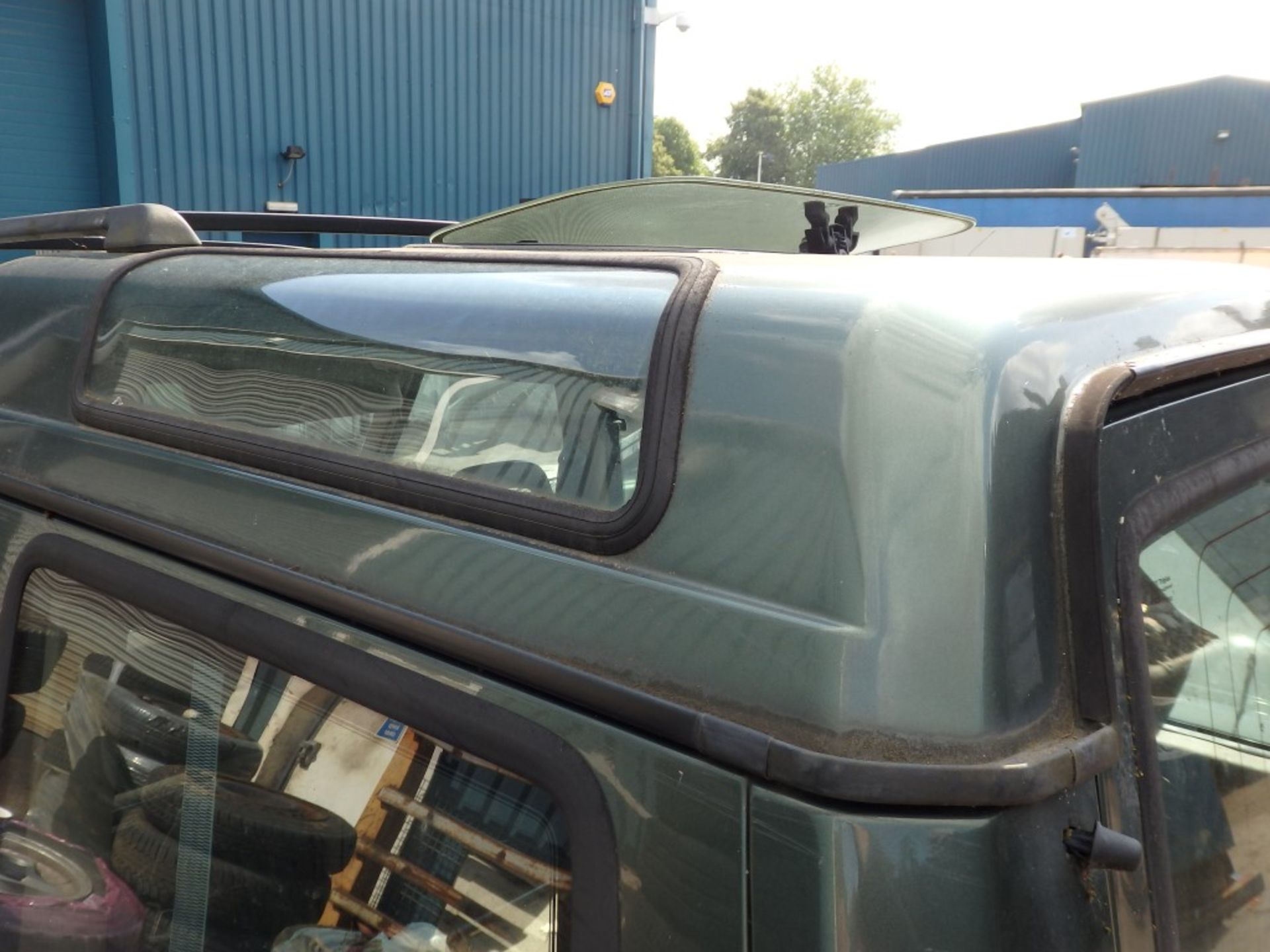 1 x Land Rover Discovery - Registration K755 GAC - Key In Ignition - Been Standing In Yard For 7 - Image 17 of 18