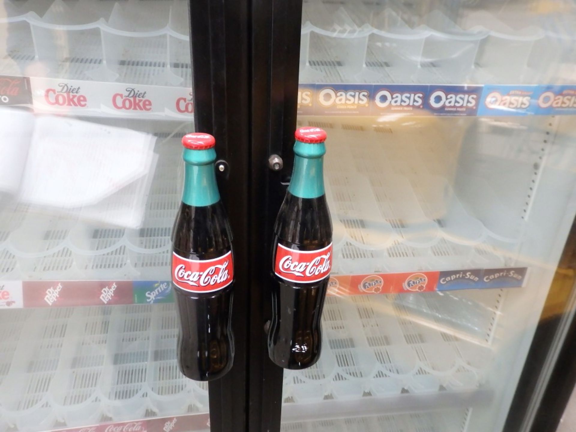 1 x Oversized 2-Door "Coca-Cola" Merchandiser Refrigerator - Model: TRUE GDM 35 - 991Ltr - Glass - Image 5 of 9
