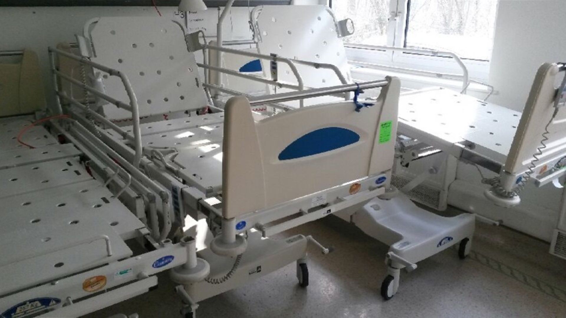 1 x Contoura 560 Huntleigh Electric Hospital Bed - Adult Size - With Side Rails - Four Section - Image 2 of 5