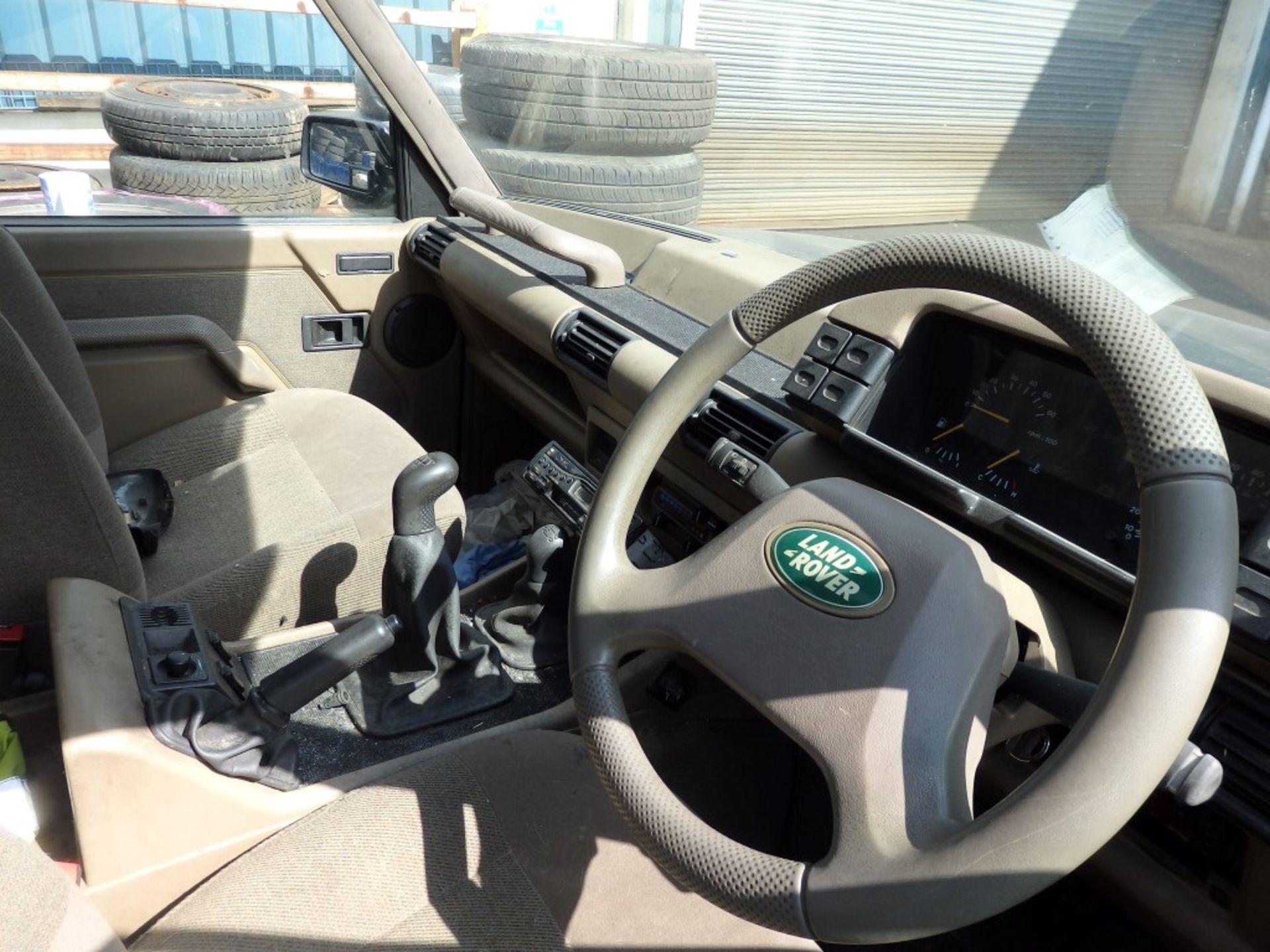 1 x Land Rover Discovery - Registration K755 GAC - Key In Ignition - Been Standing In Yard For 7 - Image 18 of 18