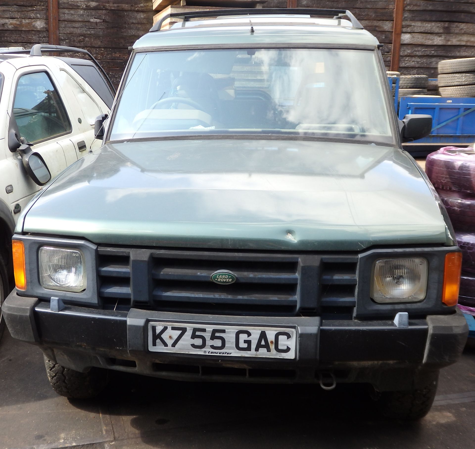 1 x Land Rover Discovery - Registration K755 GAC - Key In Ignition - Been Standing In Yard For 7 - Image 2 of 18