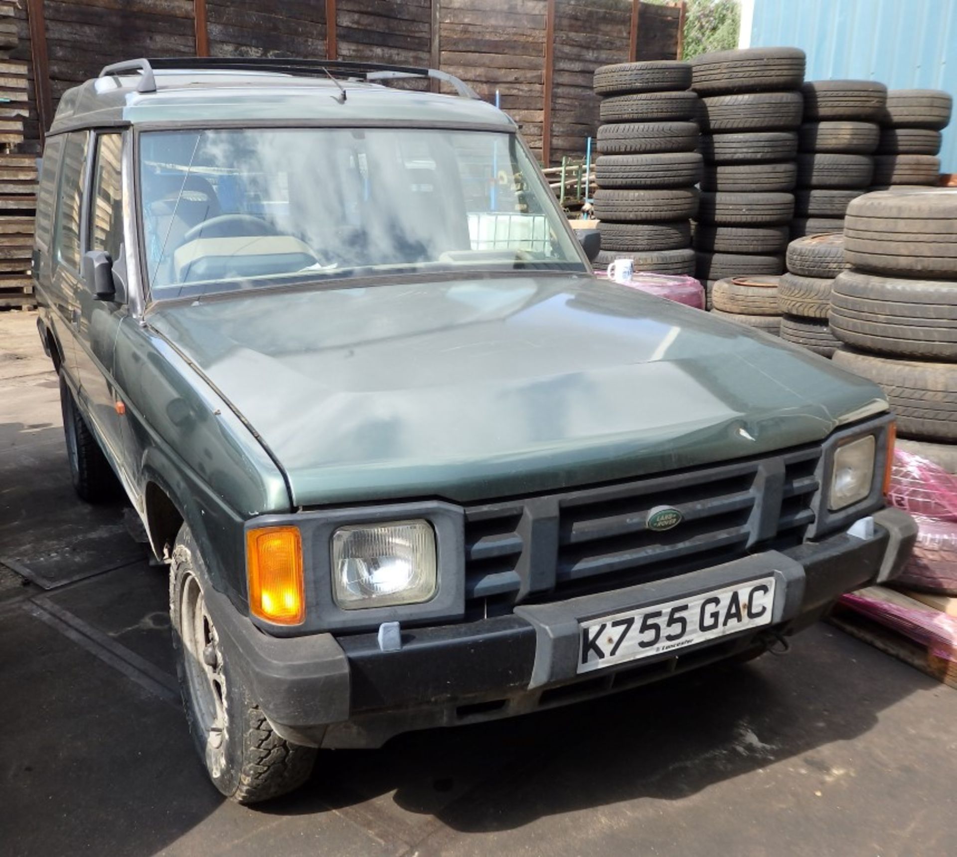 1 x Land Rover Discovery - Registration K755 GAC - Key In Ignition - Been Standing In Yard For 7 - Image 16 of 18