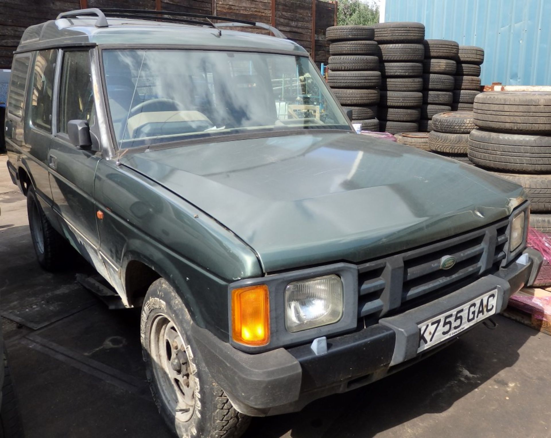 1 x Land Rover Discovery - Registration K755 GAC - Key In Ignition - Been Standing In Yard For 7