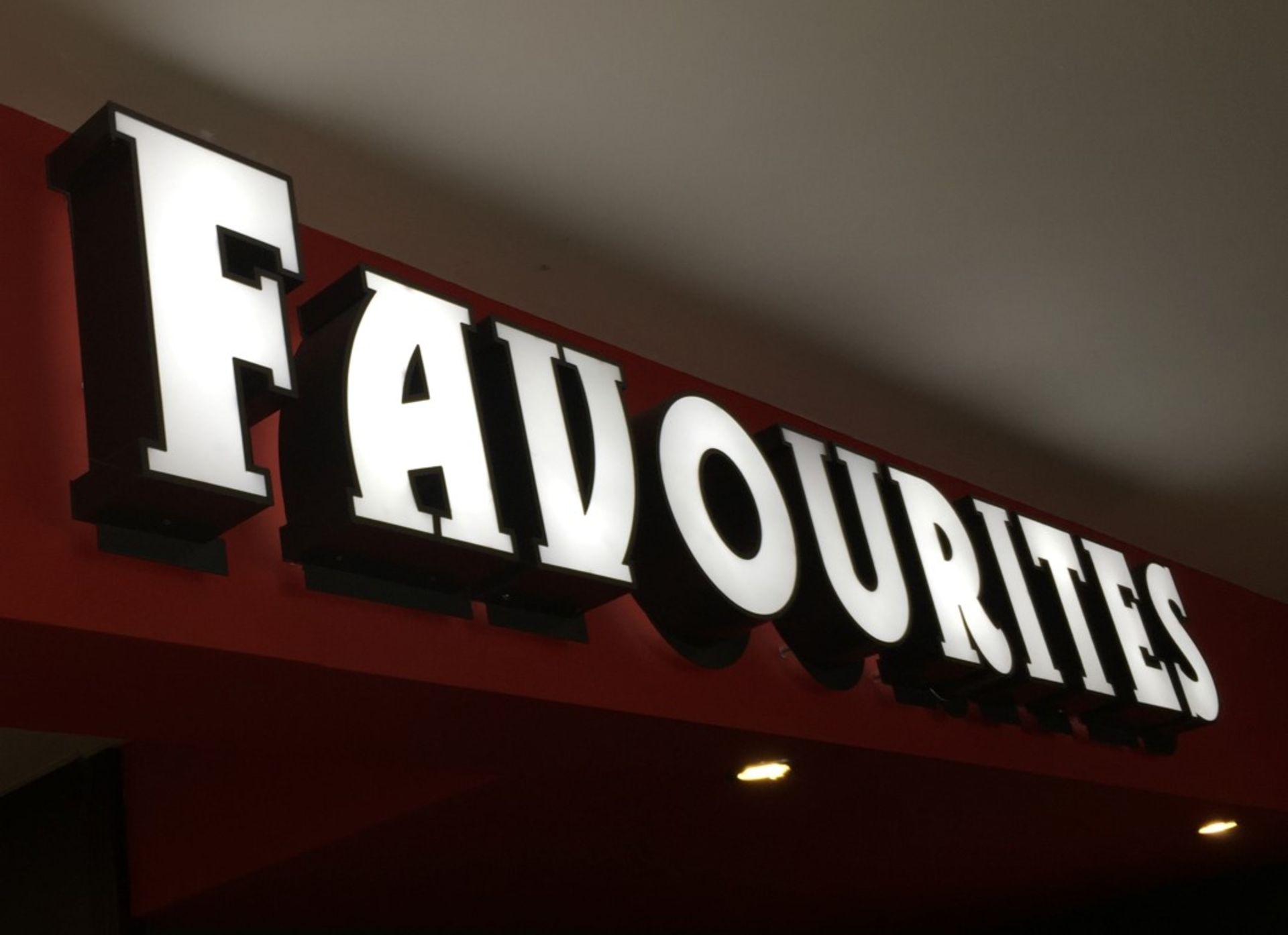 FAMILY FAVOURITES Illuminated SIGNAGE Individual Letters Measuring 9ft in Width - Approx Letter - Image 3 of 3