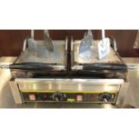 1 x Buffalo Contact Grill - Features Ribbed and Flat Grills - Ideal For Making a Variety of Foods