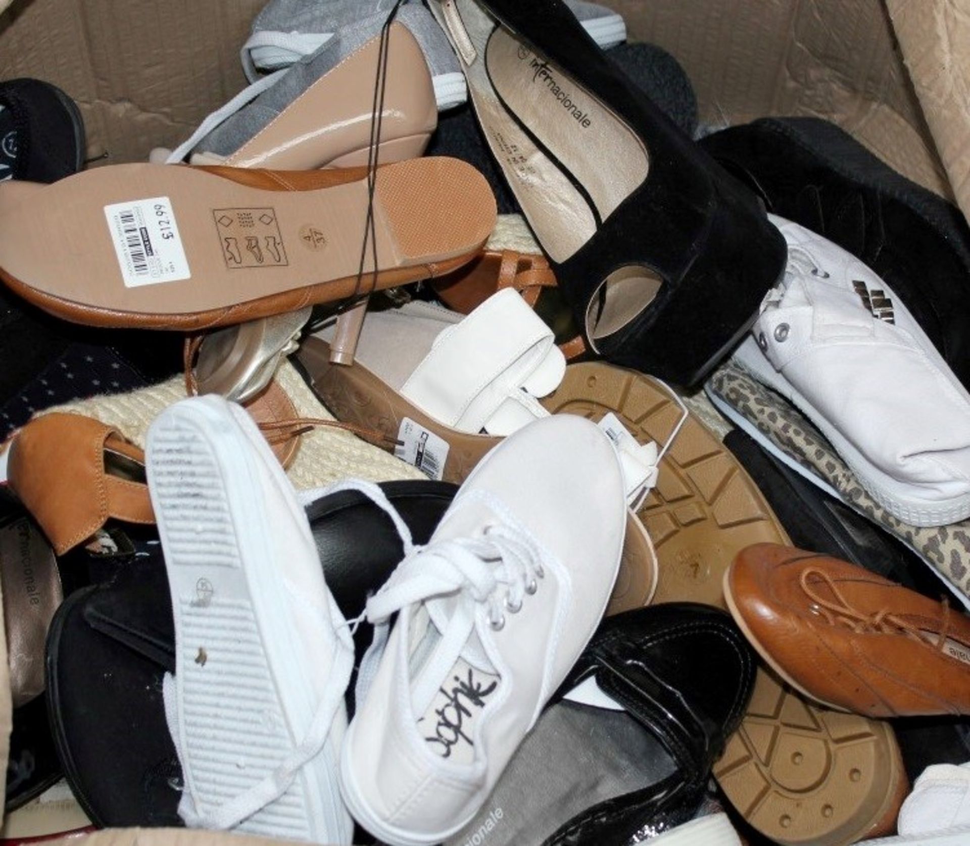 14 x Pairs Of Assorted Ladies Shoes, Plus A Small Assortment Of Winter Wear – Box2621 – Includes - Image 5 of 5