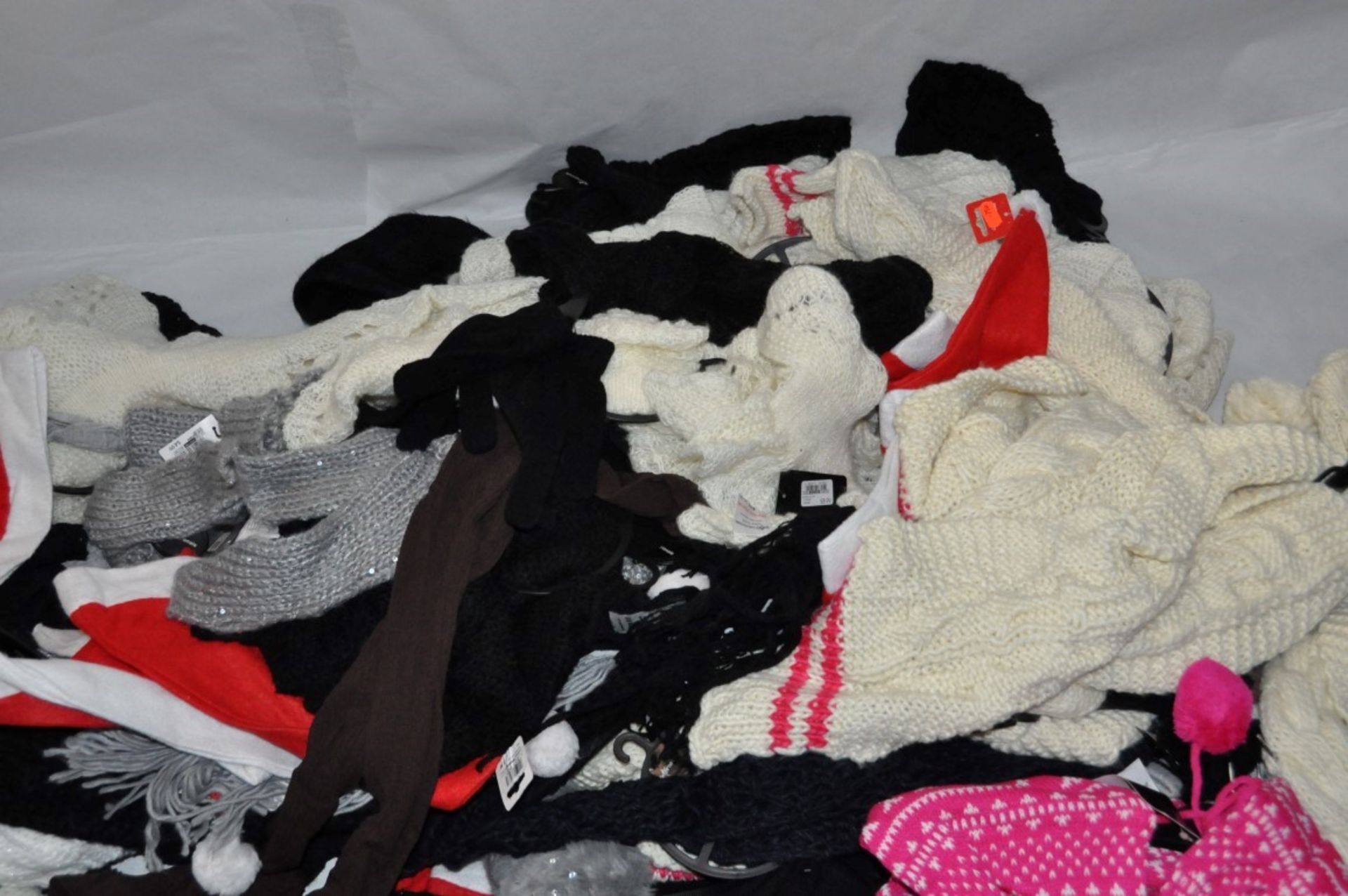 **WINTER WEAR** Approx 80 x Items Of Assorted Women's / Girls WINTER Clothing & Accessories – - Image 3 of 3