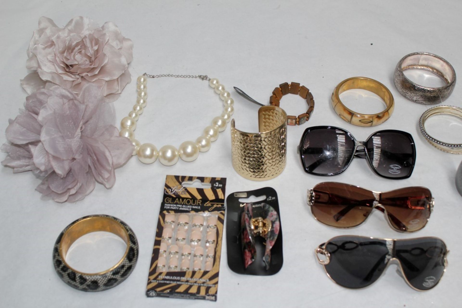 Approx 200 x Items of Assorted Women's / Girls Fashion Accessories – Box2509 – Includes Jewellery, - Image 3 of 5