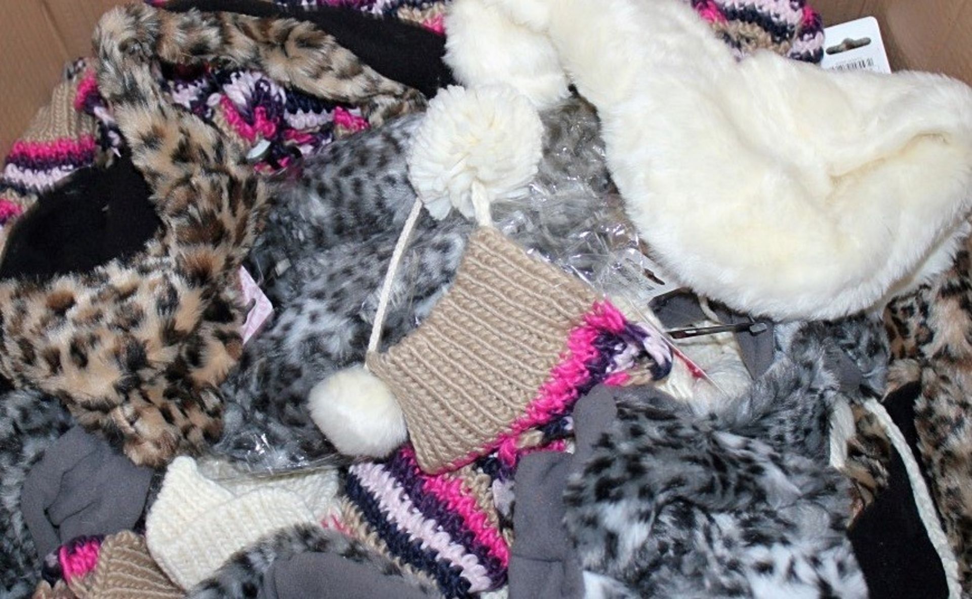**WINTER WEAR** Approx 60 x Items Of Assorted Women's / Girls WINTER Clothing & Accessories – - Image 3 of 3