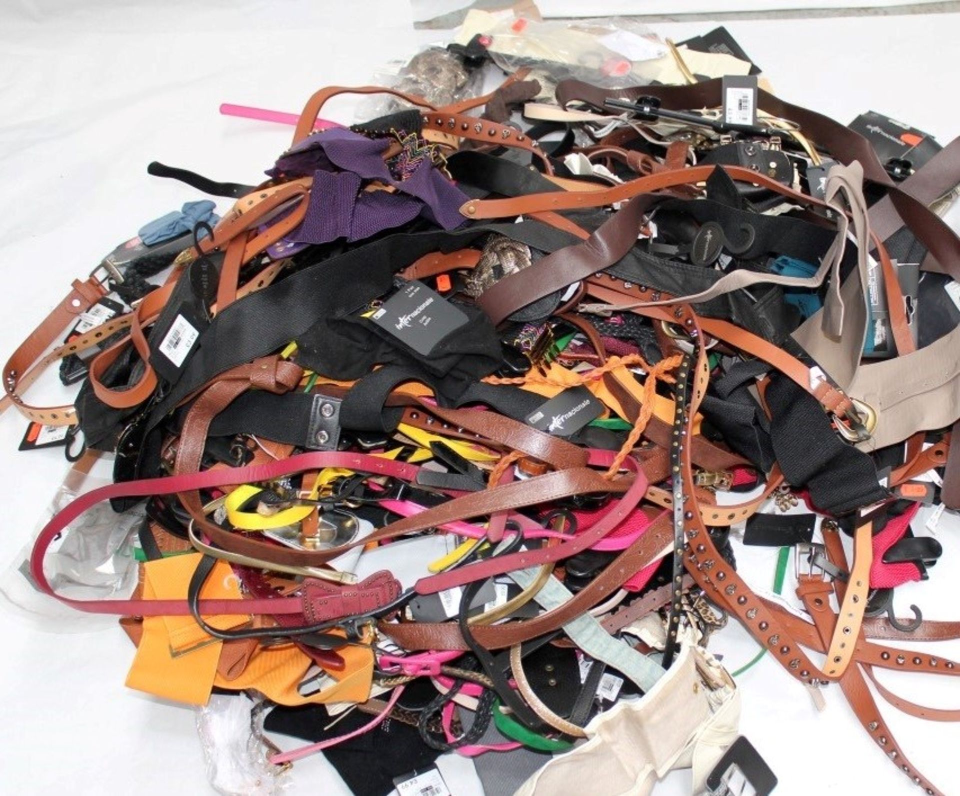 Approx 100 x Assorted Women's Belts – Box2505 – Popular Chain Store Closure, Huge Resale Potential - - Image 2 of 3