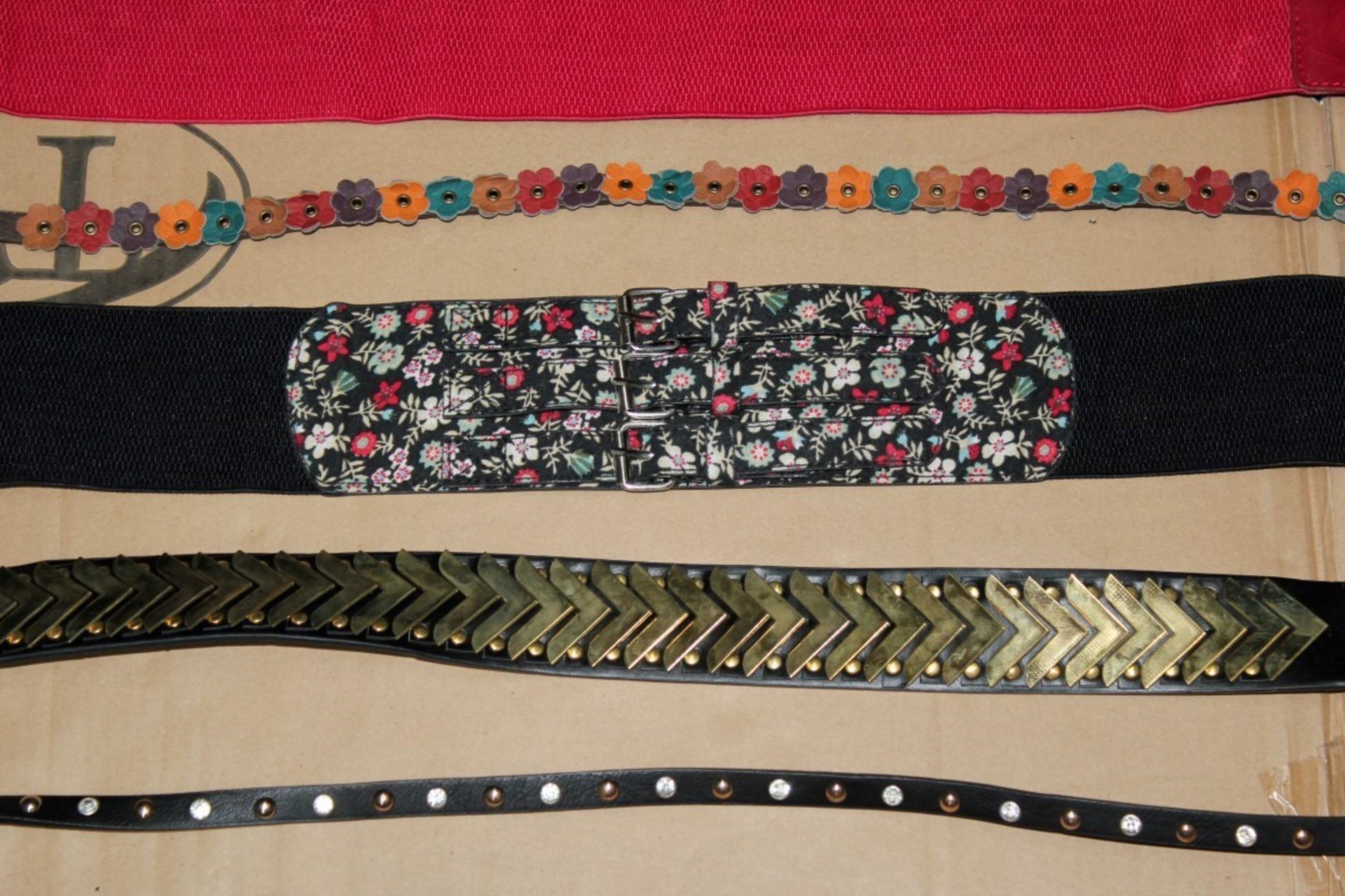 Approx 300 x Assorted Women's Belts – Box2617 – Popular Chain Store Closure, Huge Resale Potential - - Image 2 of 4