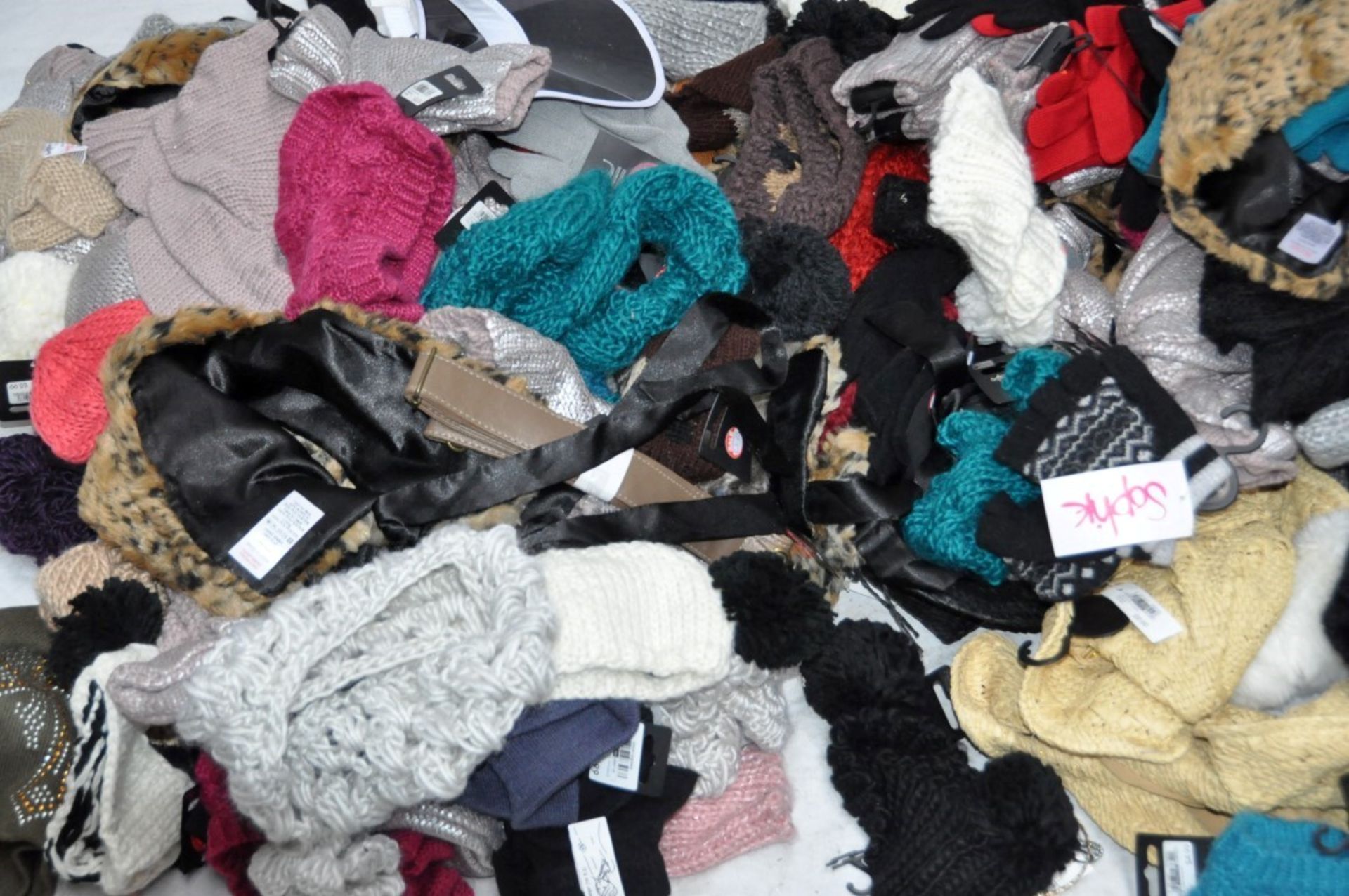 **WINTER WEAR** Approx 100 x Items Of Assorted Women's / Girls WINTER Clothing & Accessories – - Image 2 of 3