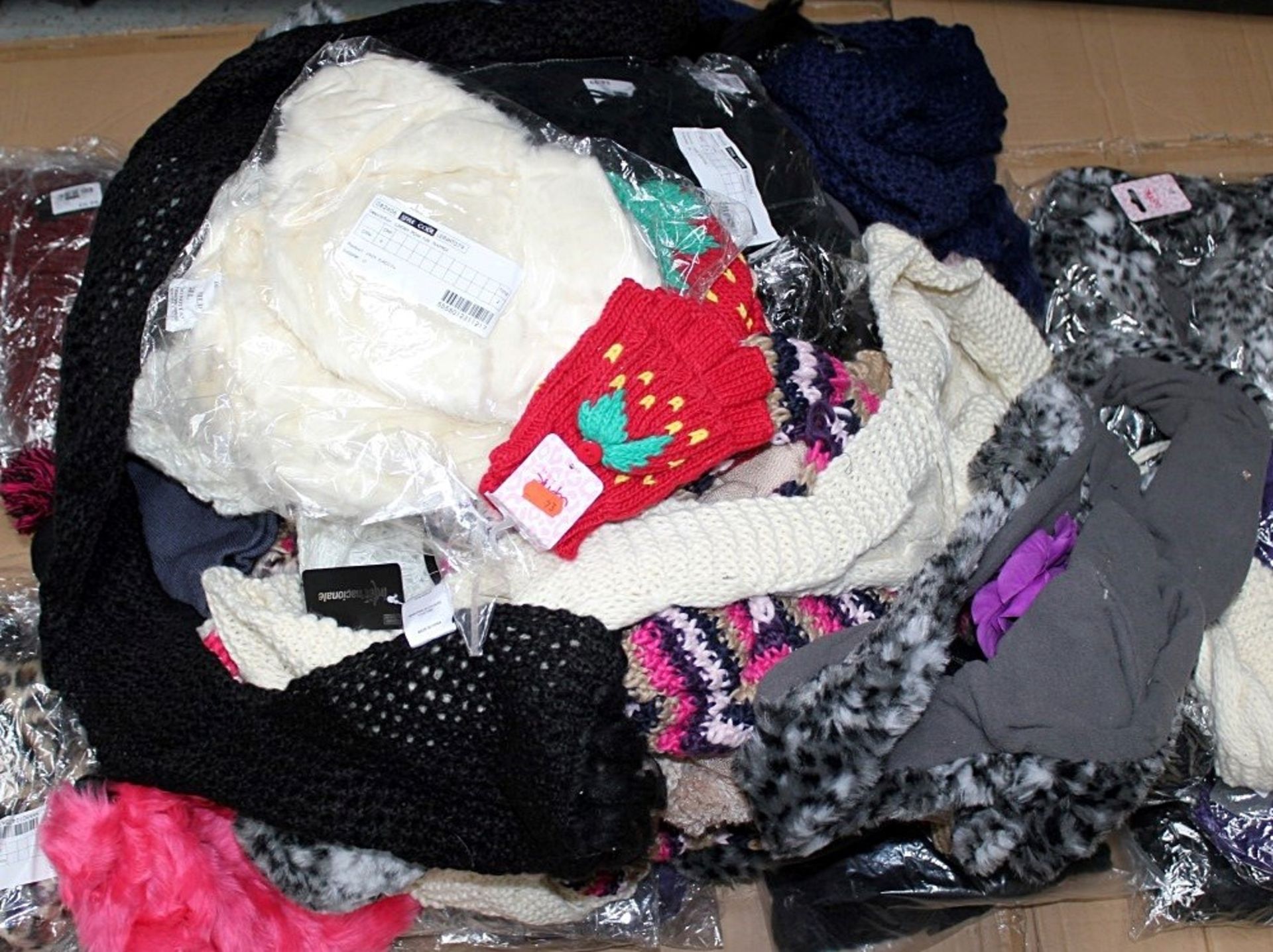 **WINTER WEAR** Approx 60 x Items Of Assorted Women's / Girls WINTER Clothing & Accessories – - Image 2 of 3