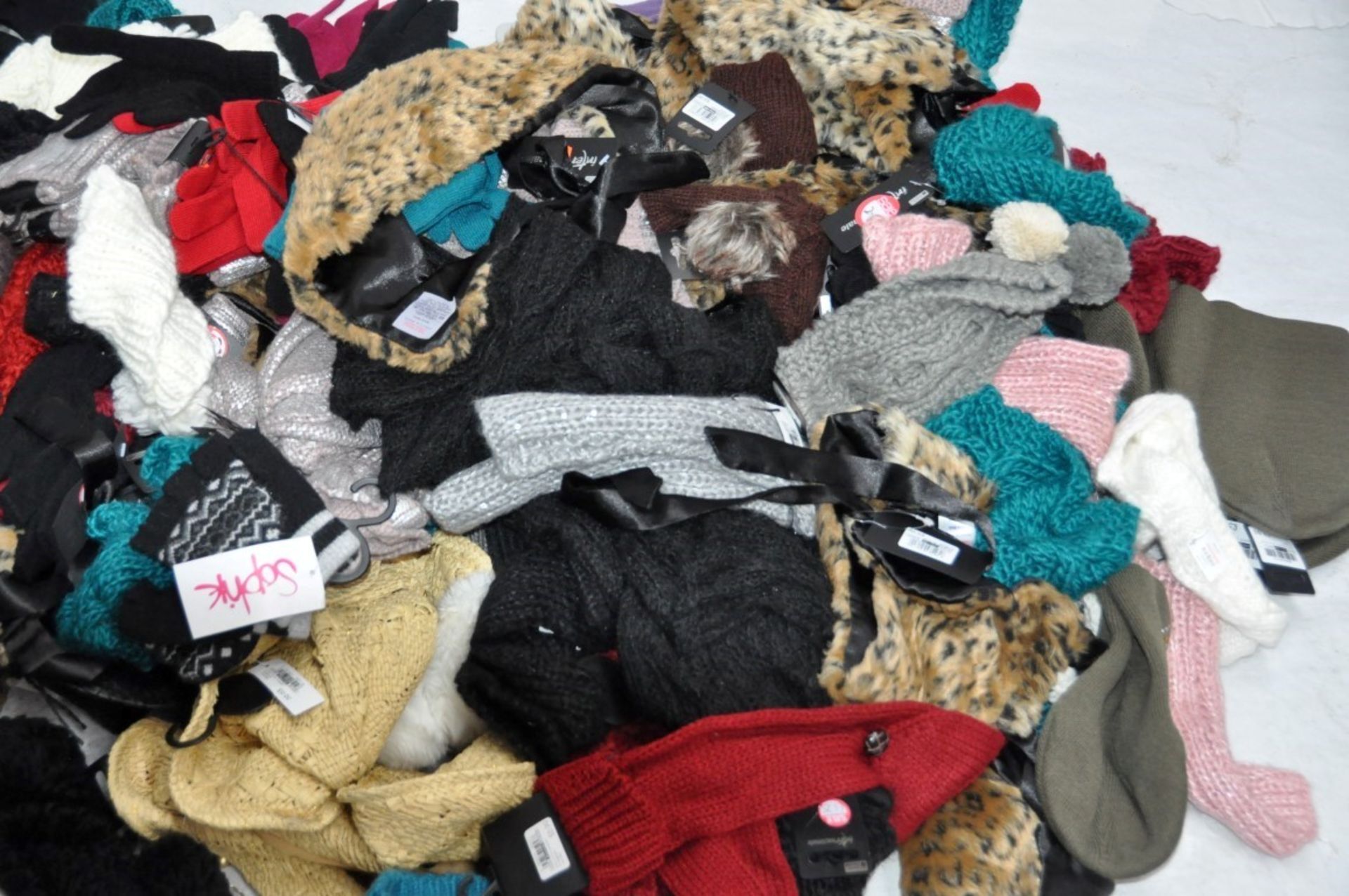 **WINTER WEAR** Approx 100 x Items Of Assorted Women's / Girls WINTER Clothing & Accessories – - Image 3 of 3