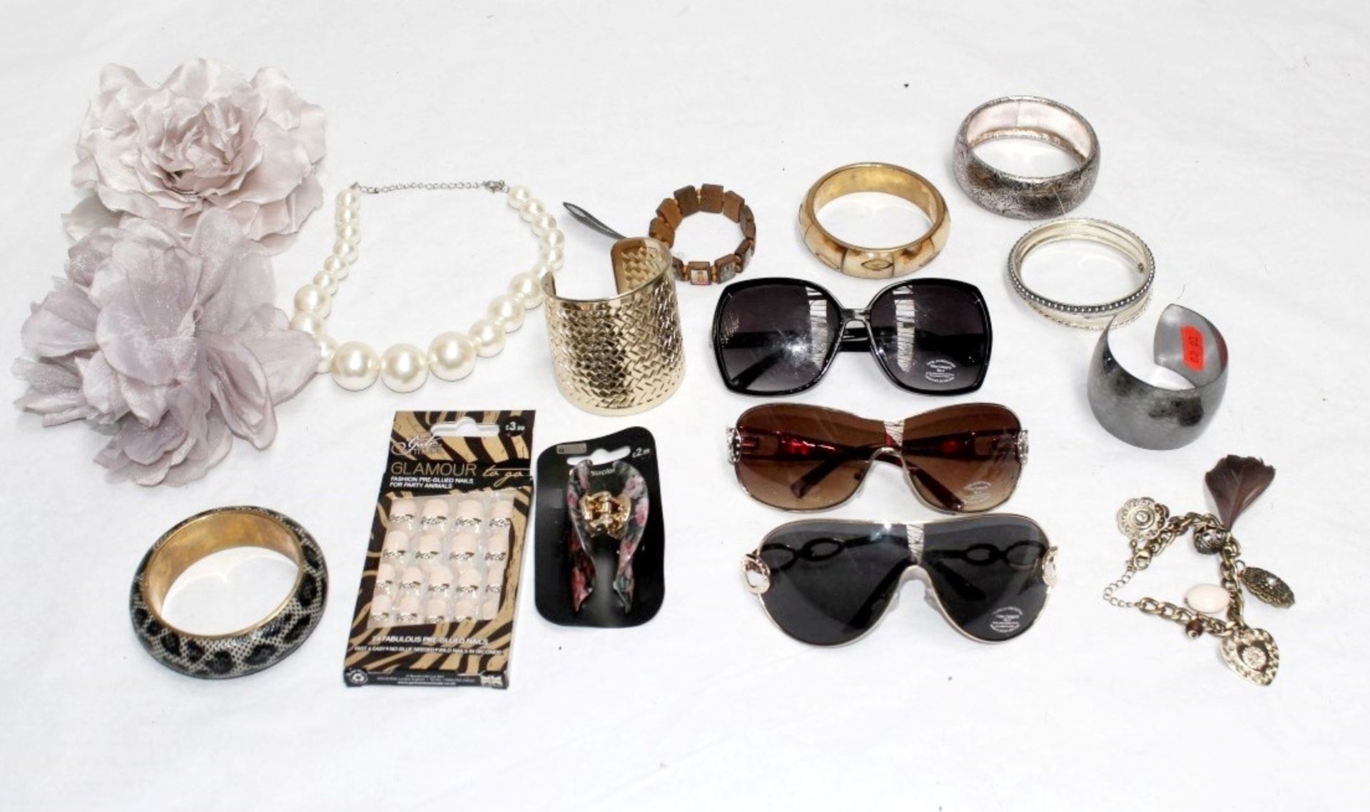 Approx 200 x Items of Assorted Women's / Girls Fashion Accessories – Box2509 – Includes Jewellery,