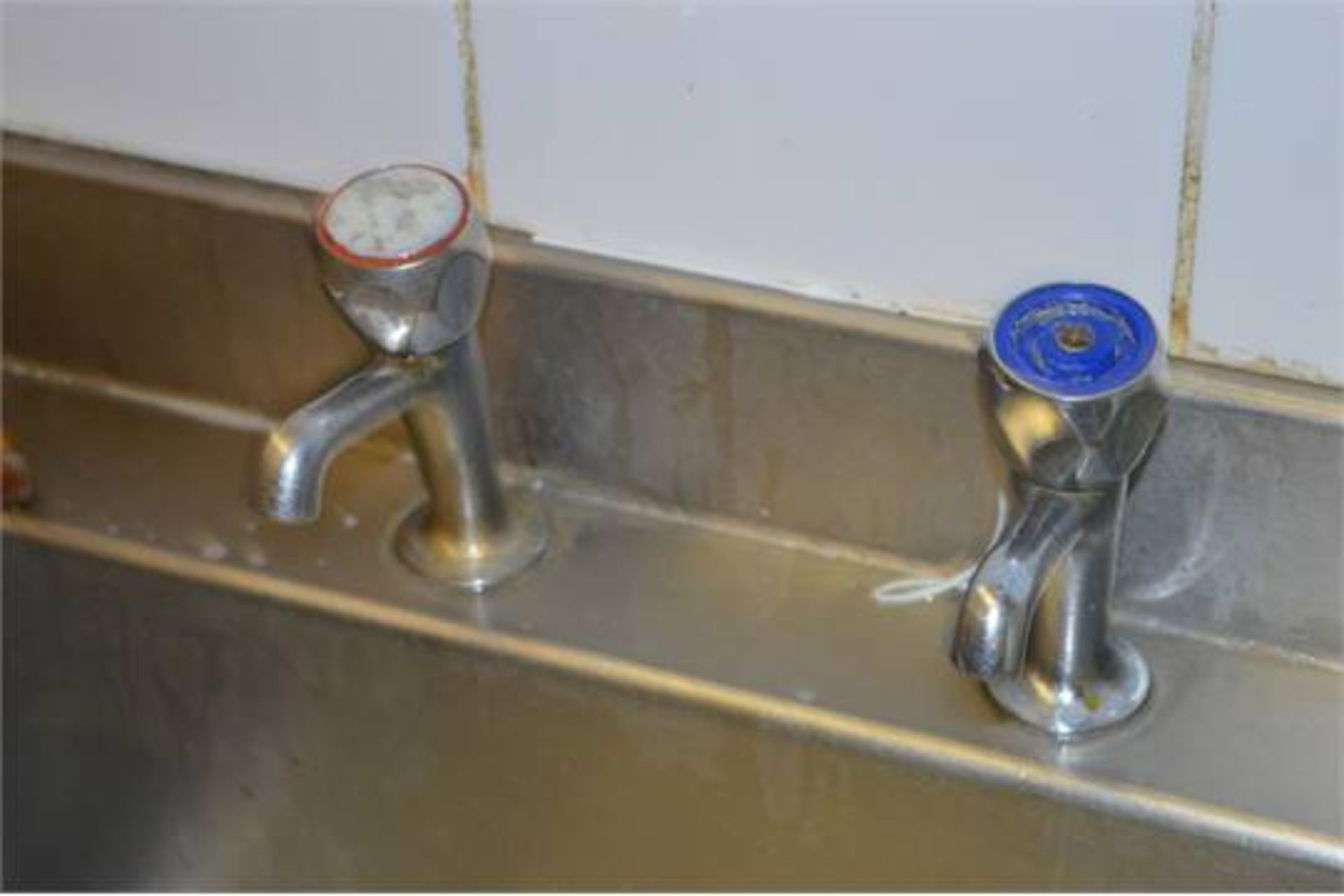 1 x Stainless Steel Double Bowl Sink Counter With Plug Straines - H87 x W251 x D60 cms - Ref GD212 - - Image 4 of 4