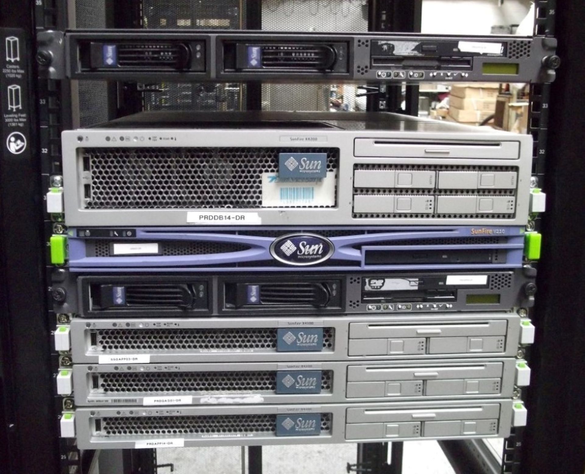 1 x APC Netshelter Server Rack With 7 x Assorted Sun Fire Servers (V & X-Series) - CL106 - Ref: - Image 8 of 8