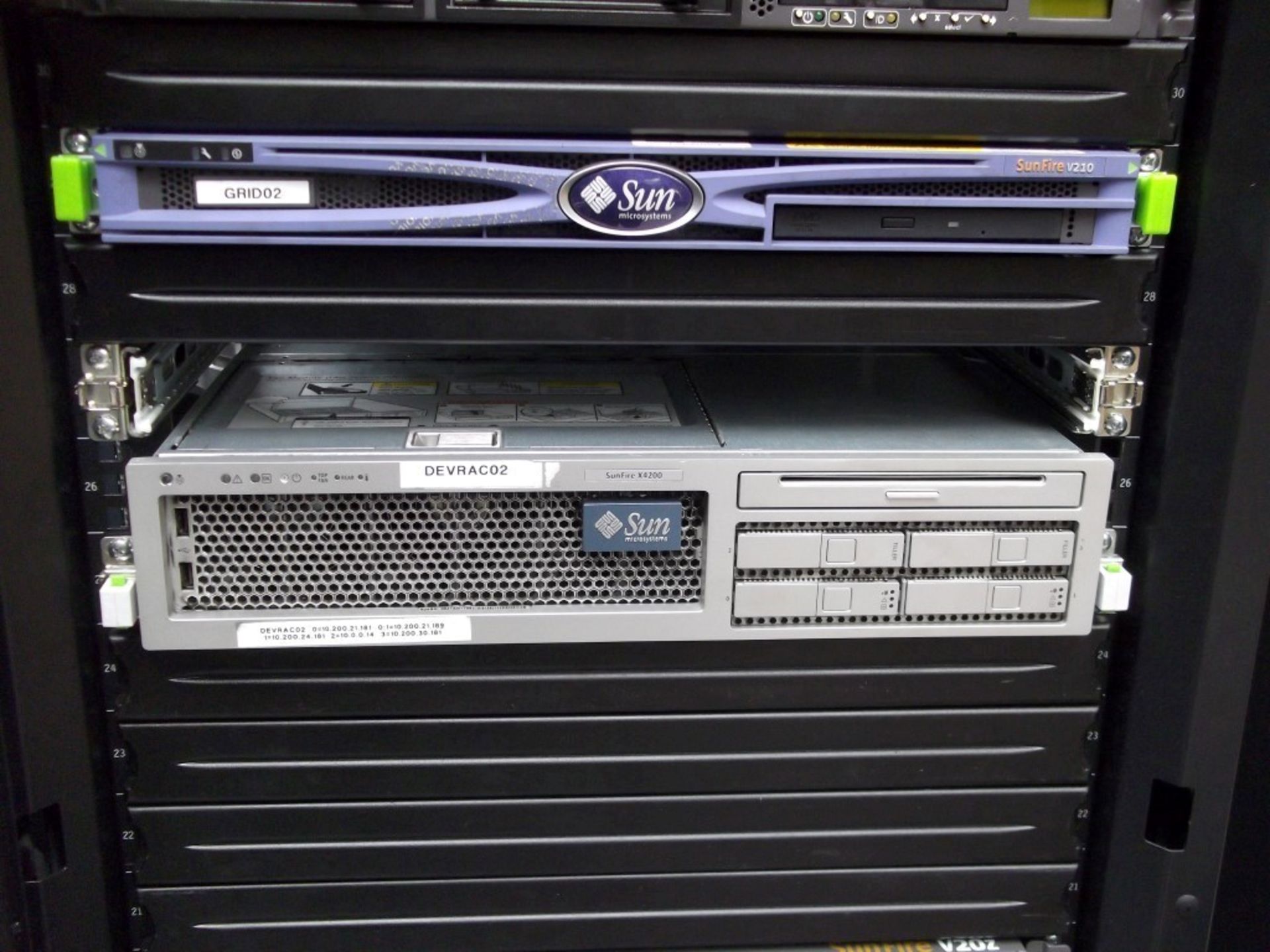 1 x APC Netshelter Server Rack With 12 x Assorted Sun Fire & HP Proliant Filer Systems Including - Image 5 of 9