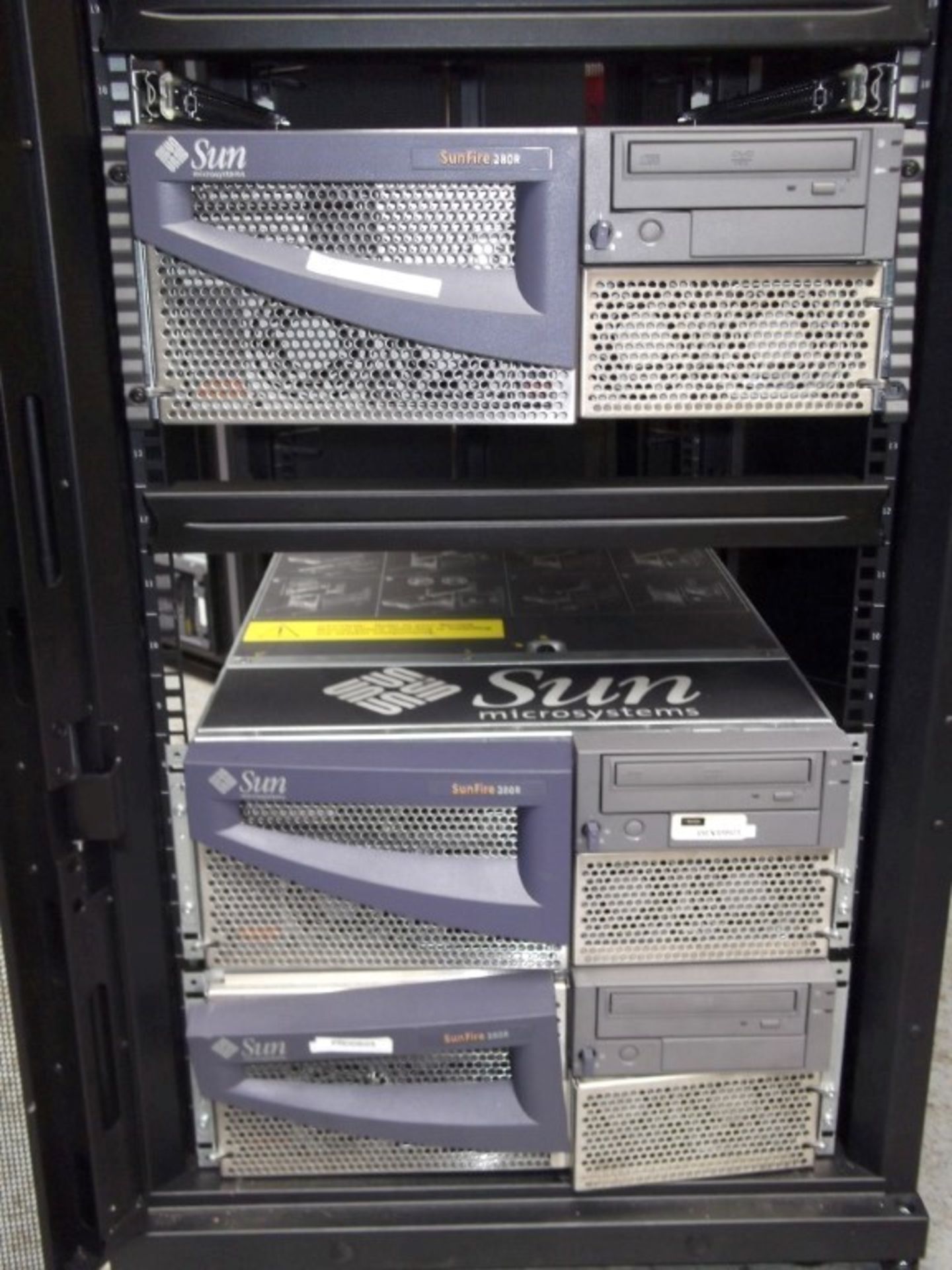 1 x APC Netshelter Server Rack With 12 x Assorted Sun Fire & HP Proliant Filer Systems Including - Image 7 of 9